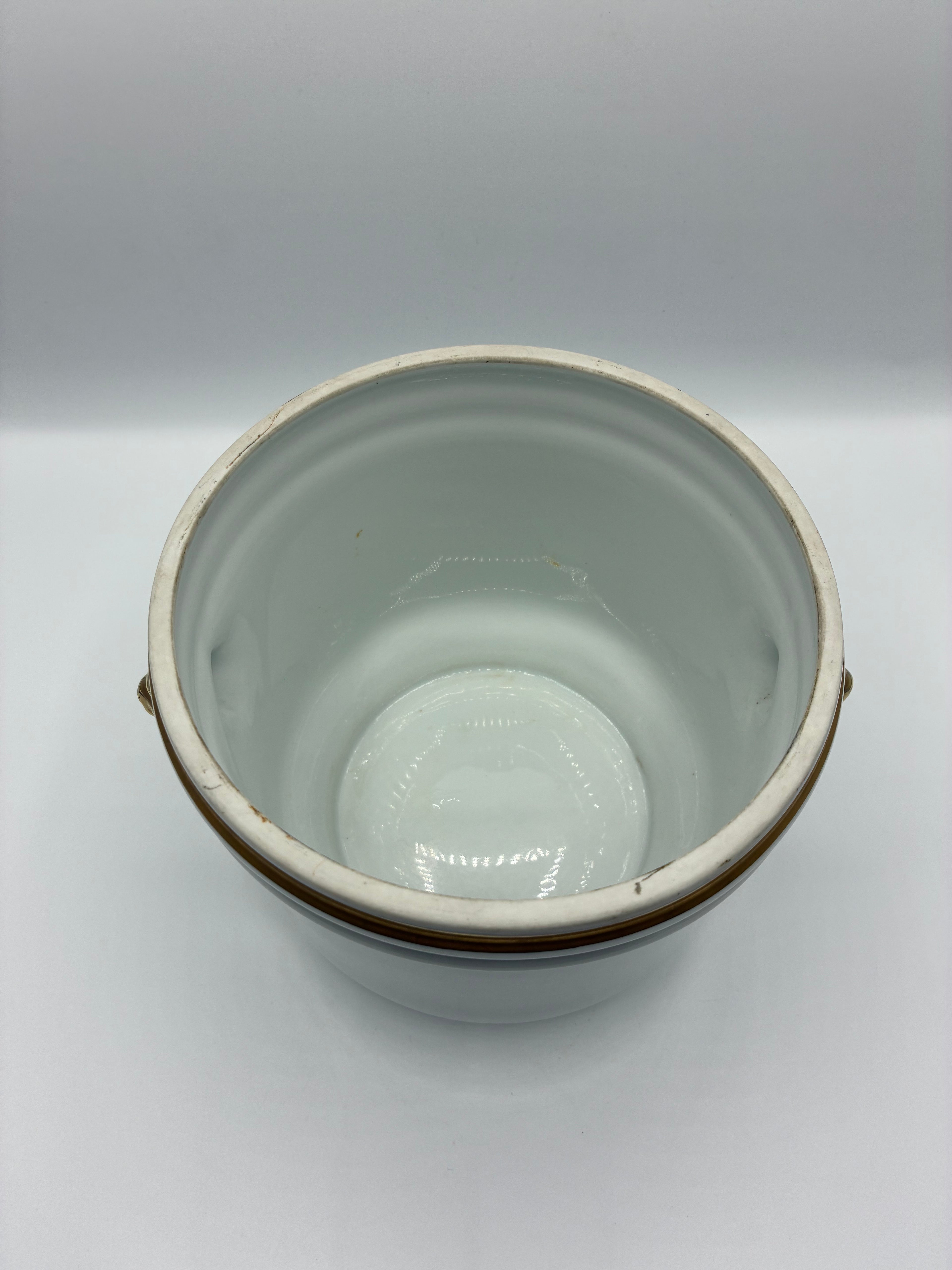 Cache-pot rafraîchissoir en porcelaine émaillée blanche – Têtes de lion dorées – Style Empire