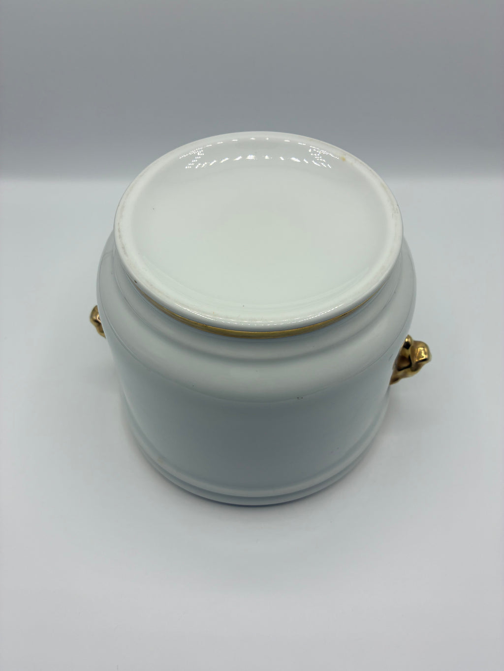 Cache-pot rafraîchissoir en porcelaine émaillée blanche – Têtes de lion dorées – Style Empire