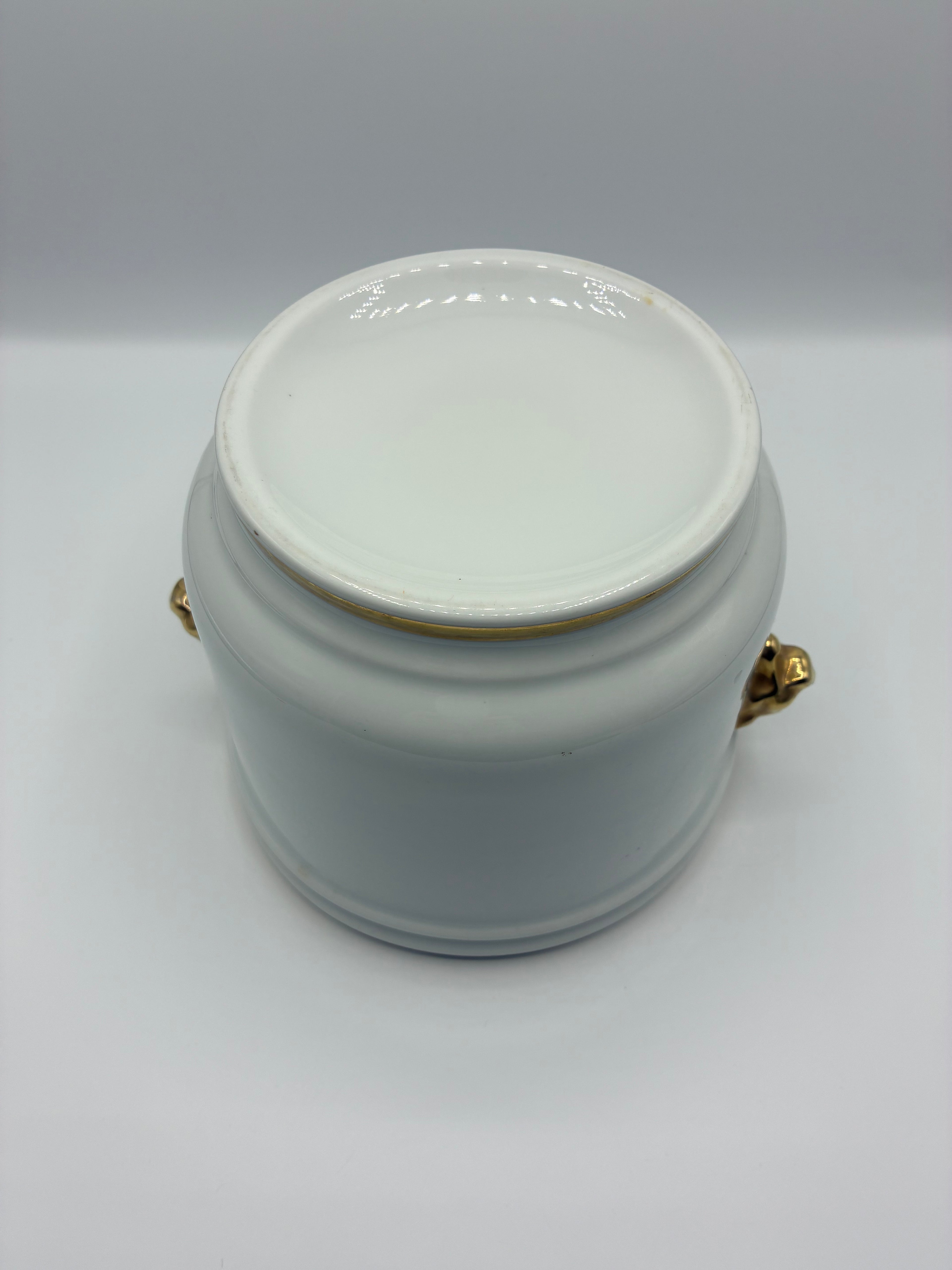 Cache-pot rafraîchissoir en porcelaine émaillée blanche – Têtes de lion dorées – Style Empire