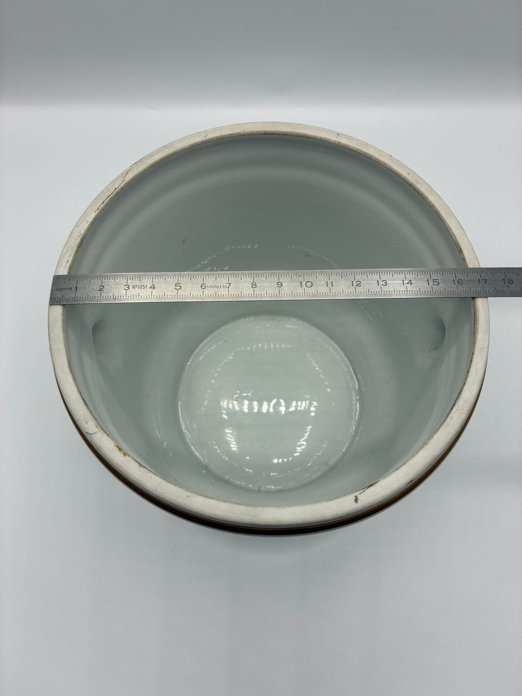 Cache-pot rafraîchissoir en porcelaine émaillée blanche – Têtes de lion dorées – Style Empire