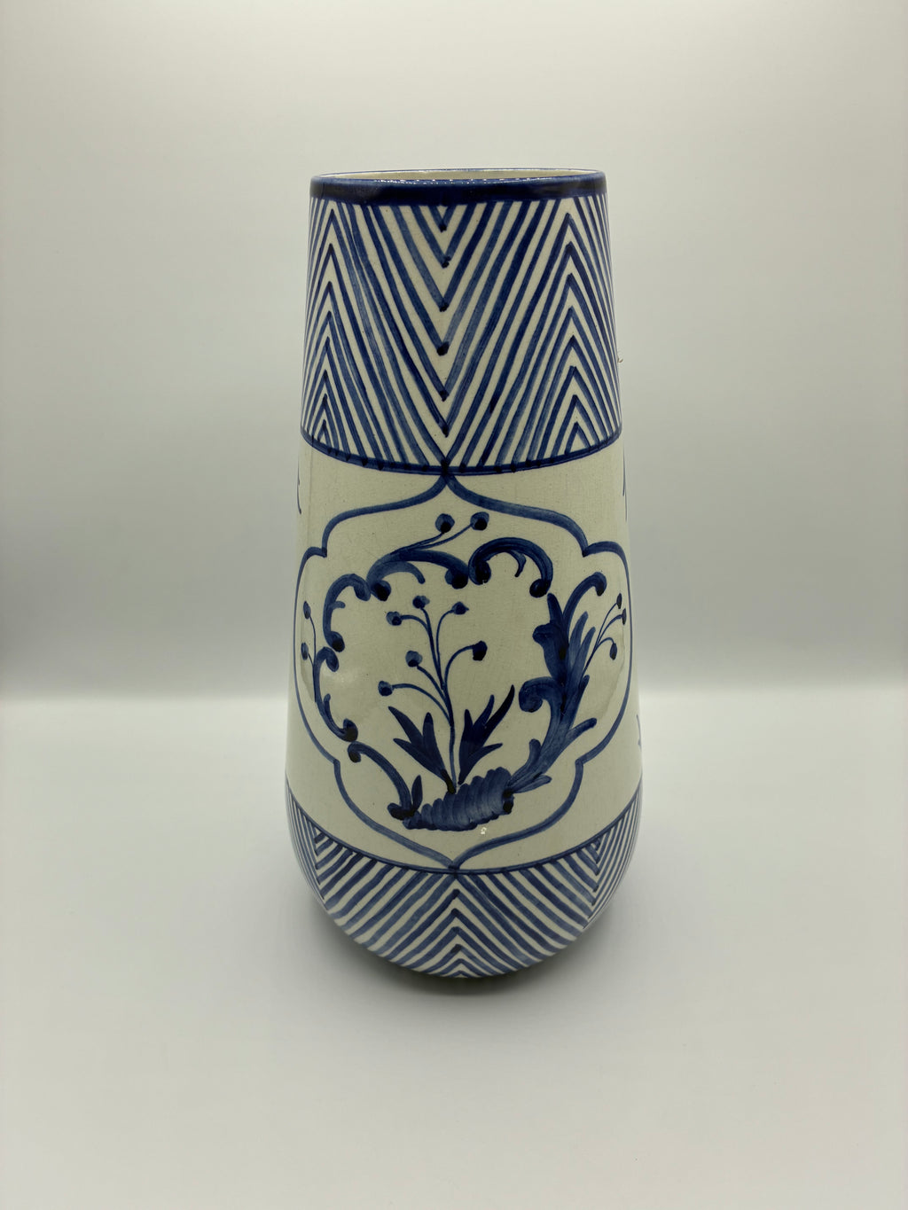 Grand vase céramique bleu cobalt – Frises chevrons et cartouches floraux peints à la main – Signé – 31 cm