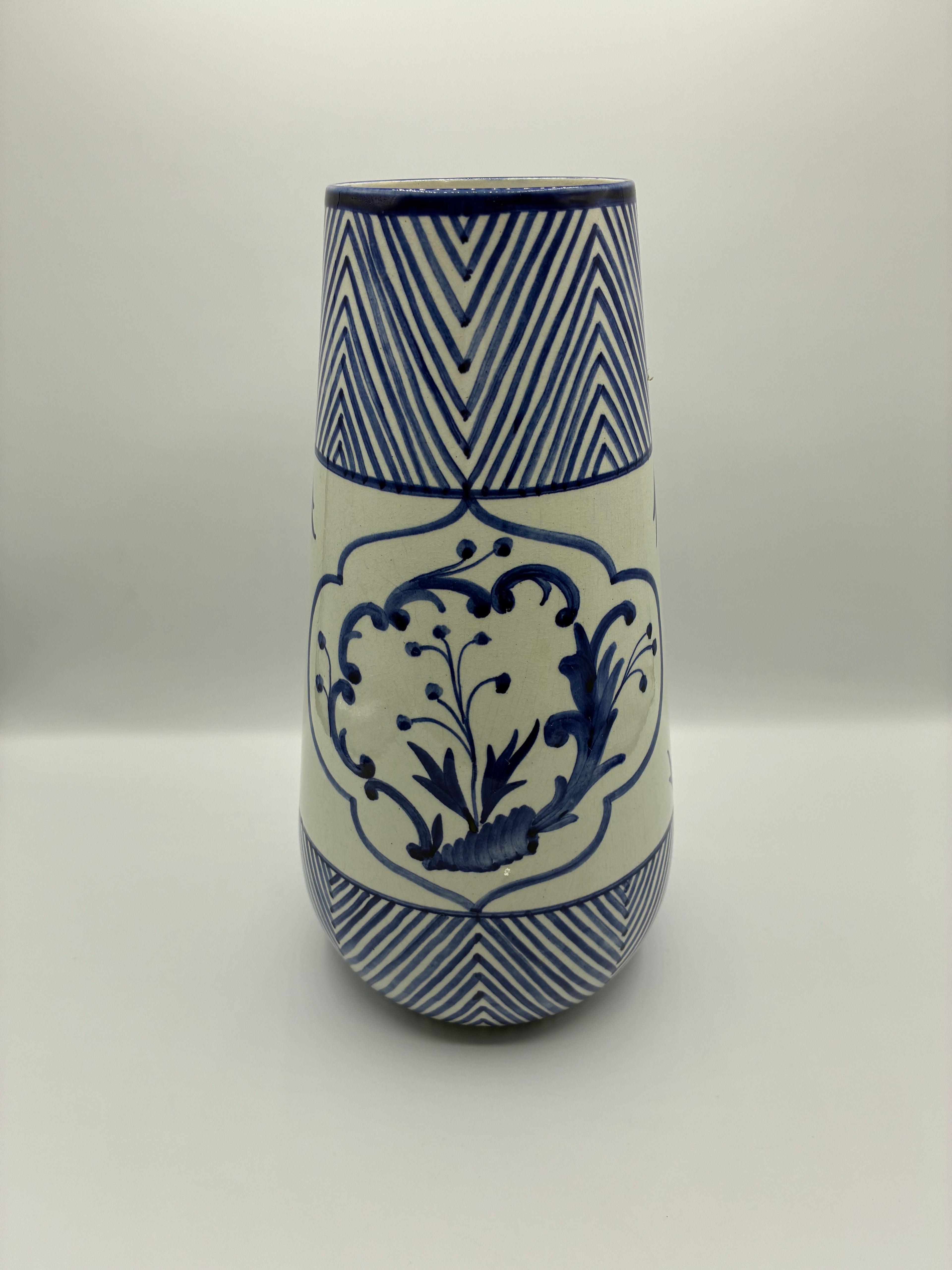 Grand vase céramique bleu cobalt – Frises chevrons et cartouches floraux peints à la main – Signé – 31 cm