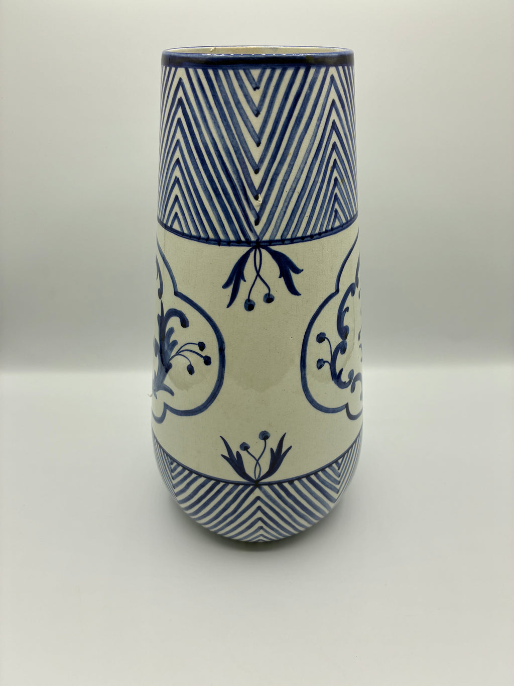 Grand vase céramique bleu cobalt – Frises chevrons et cartouches floraux peints à la main – Signé – 31 cm