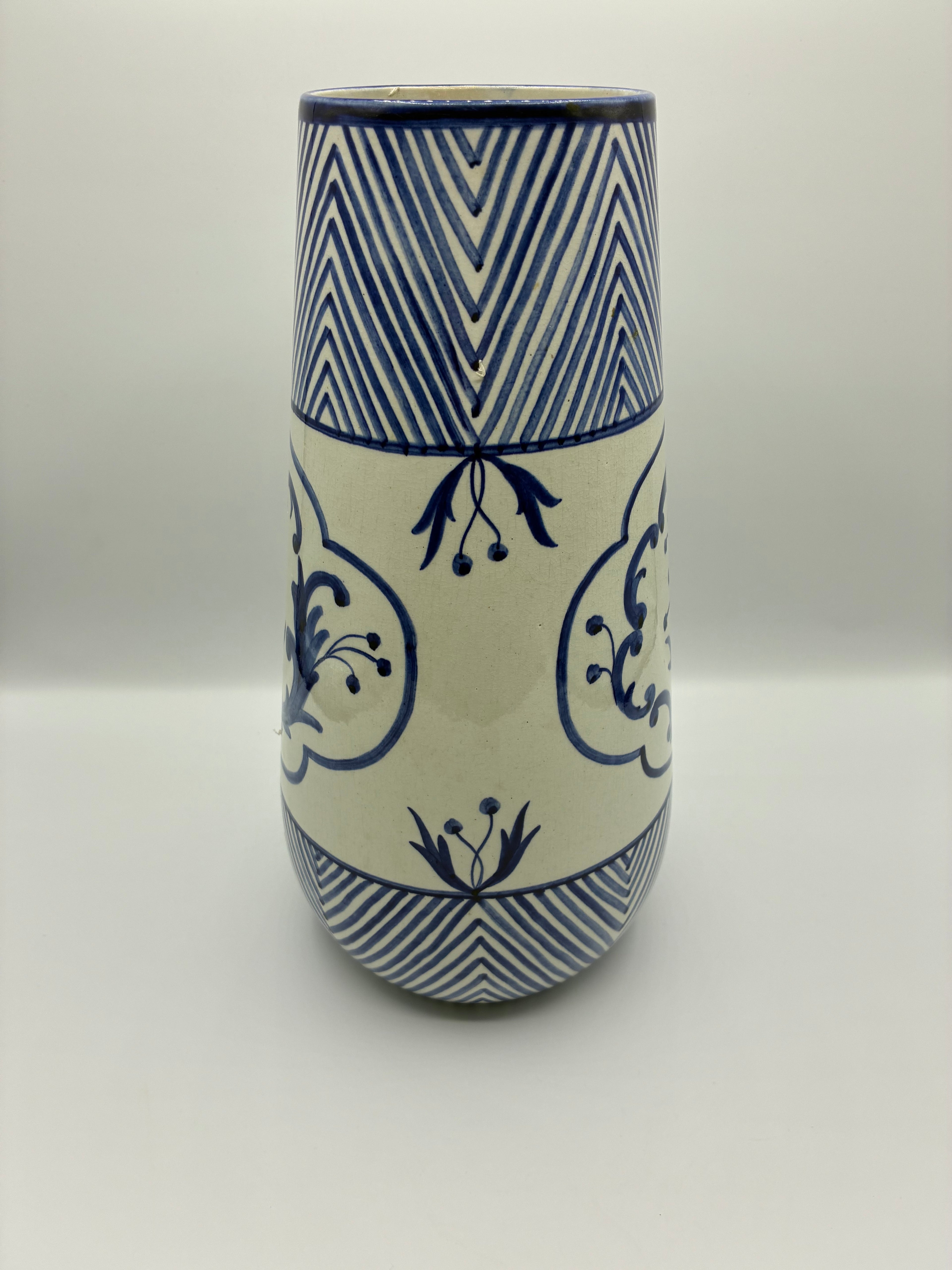 Grand vase céramique bleu cobalt – Frises chevrons et cartouches floraux peints à la main – Signé – 31 cm