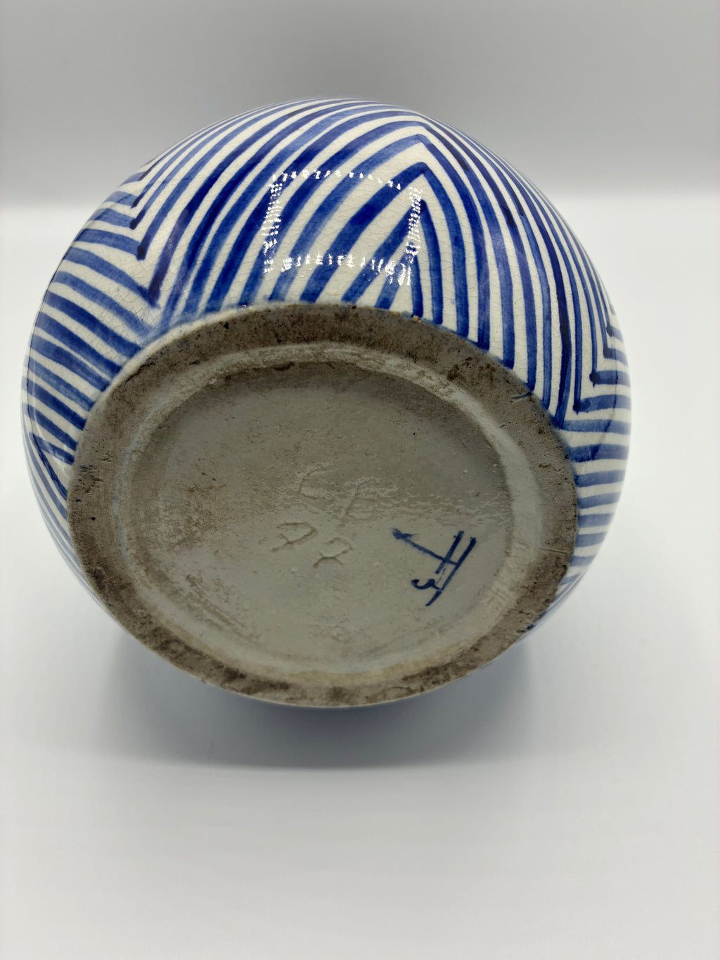 Grand vase céramique bleu cobalt – Frises chevrons et cartouches floraux peints à la main – Signé – 31 cm