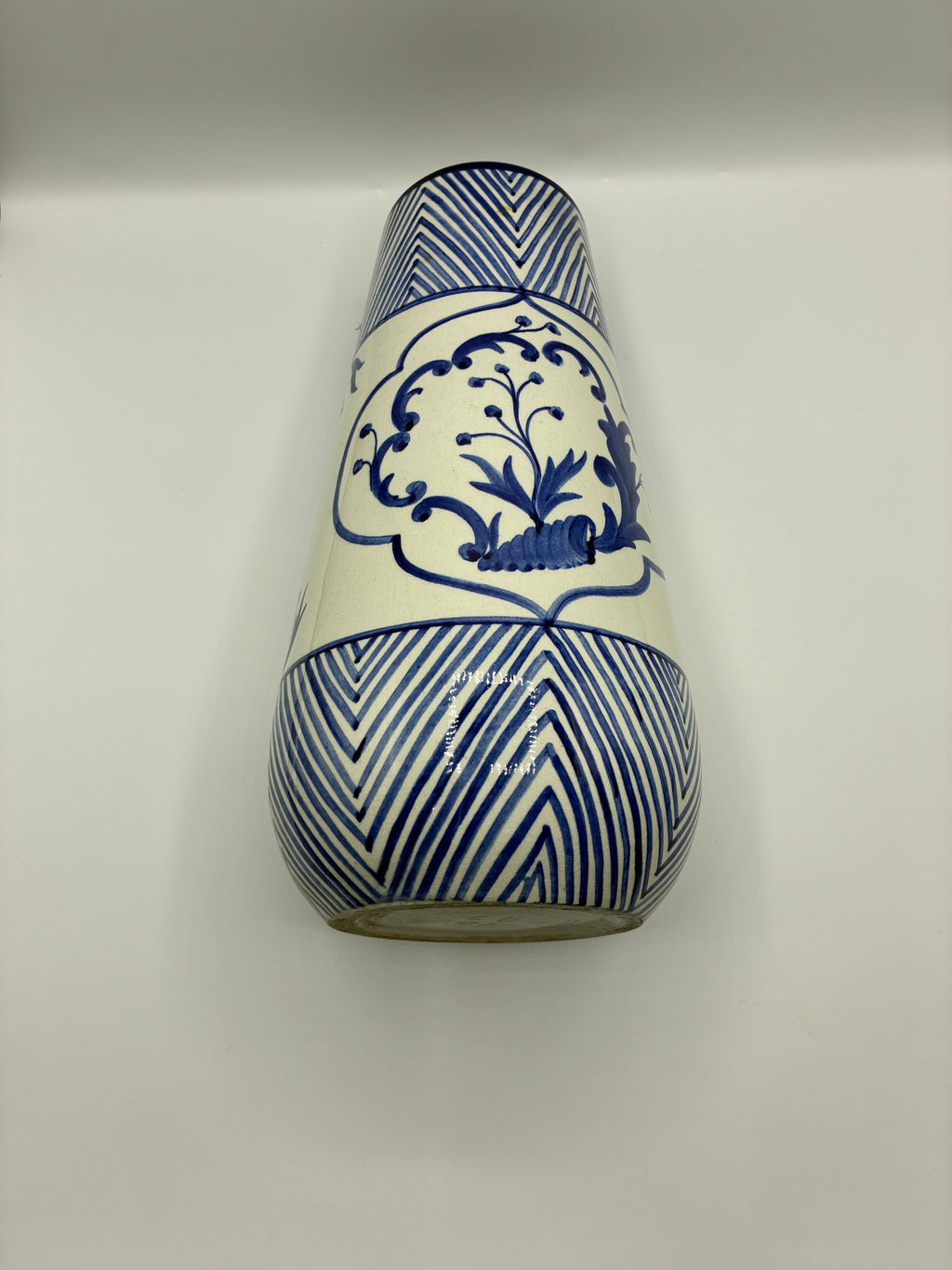 Grand vase céramique bleu cobalt – Frises chevrons et cartouches floraux peints à la main – Signé – 31 cm