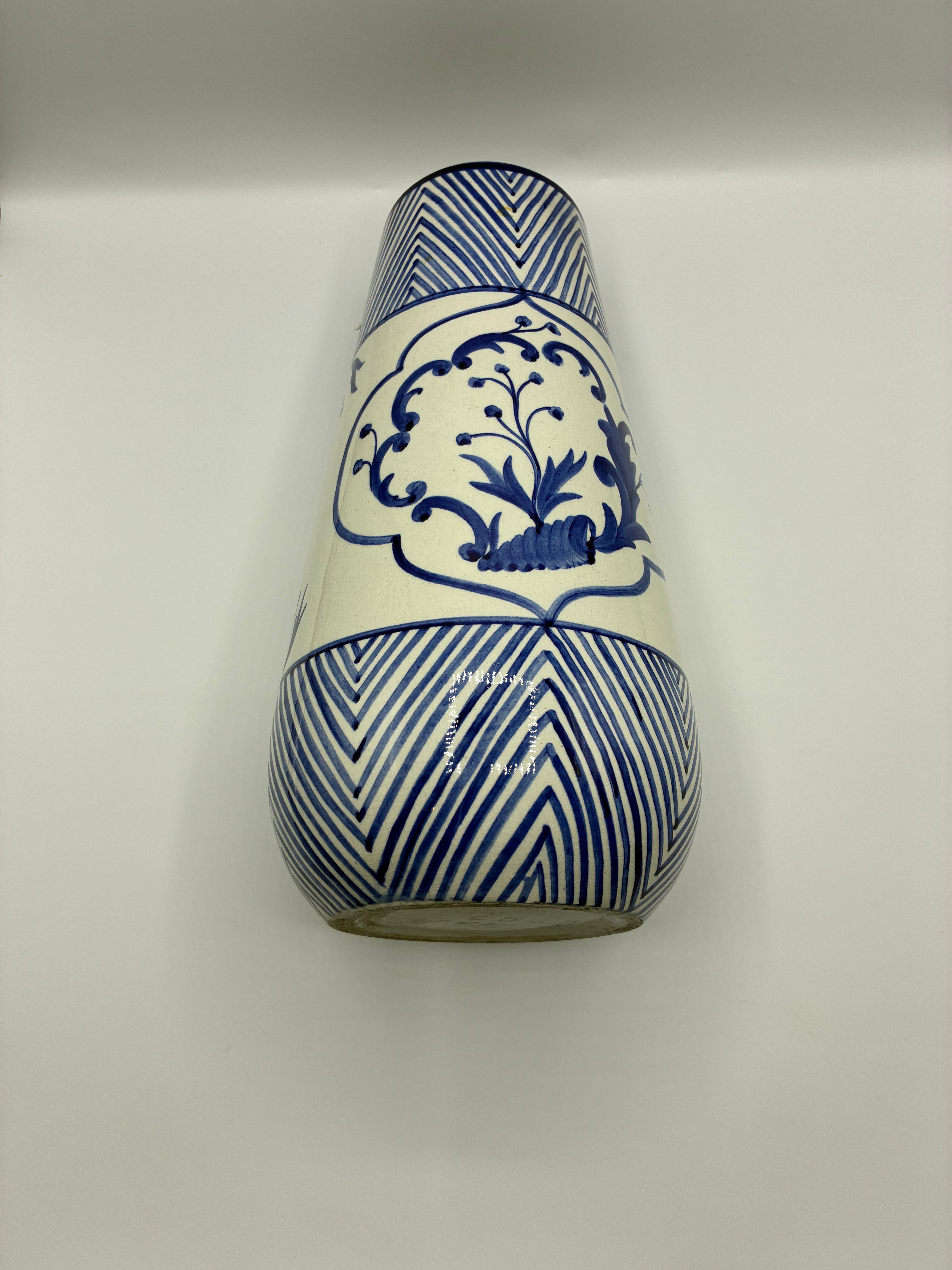 Grand vase céramique bleu cobalt – Frises chevrons et cartouches floraux peints à la main – Signé – 31 cm