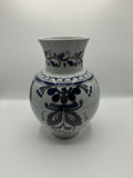 Vase céramique à décor floral bleu cobalt peint à la main – Motif arabesques et pétales – Signé – 27 cm