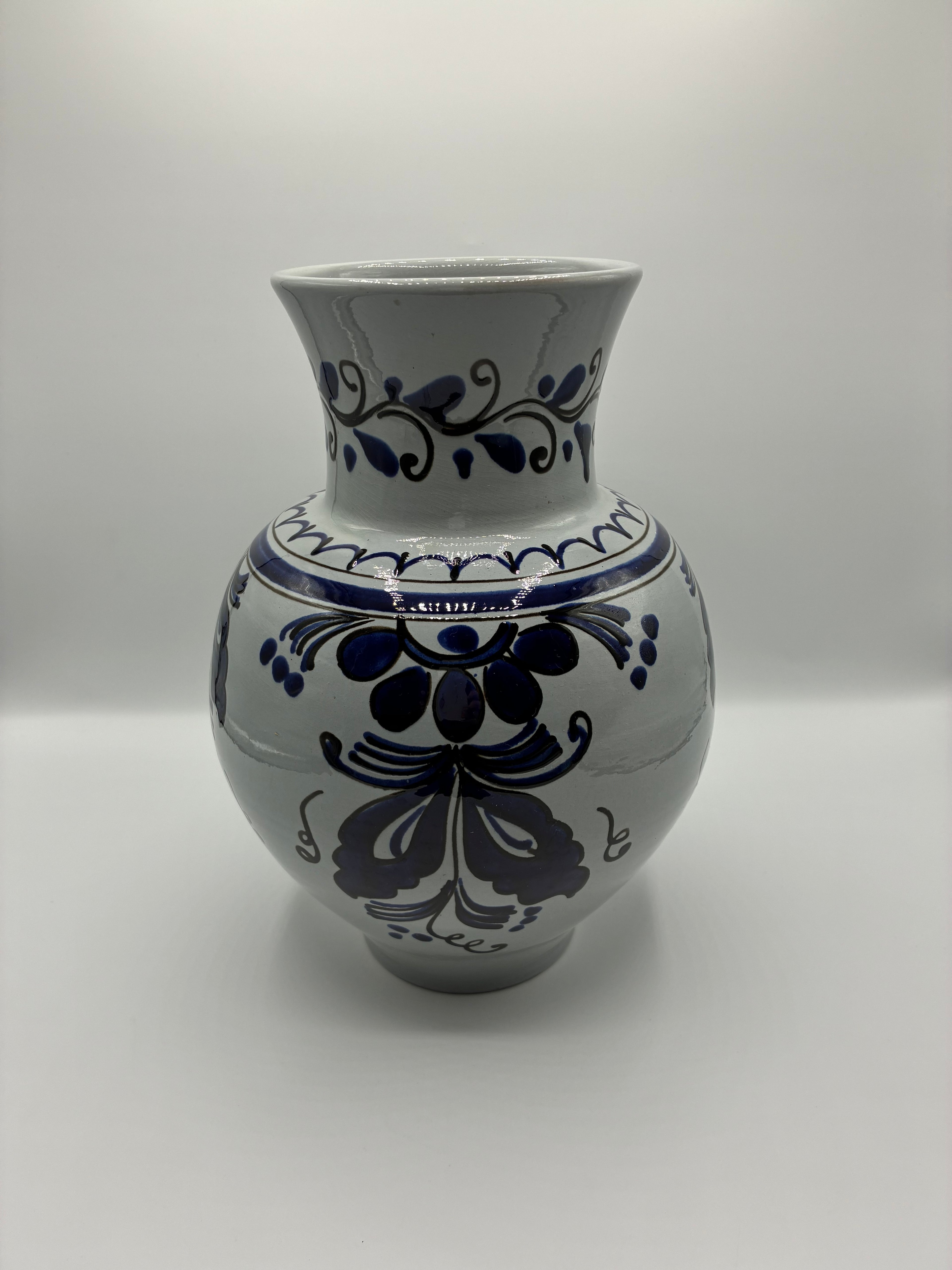 Vase céramique à décor floral bleu cobalt peint à la main – Motif arabesques et pétales – Signé – 27 cm