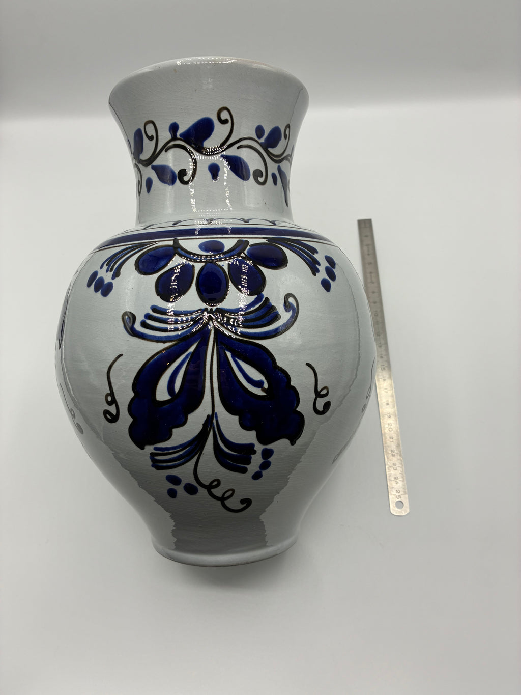 Vase céramique à décor floral bleu cobalt peint à la main – Motif arabesques et pétales – Signé – 27 cm