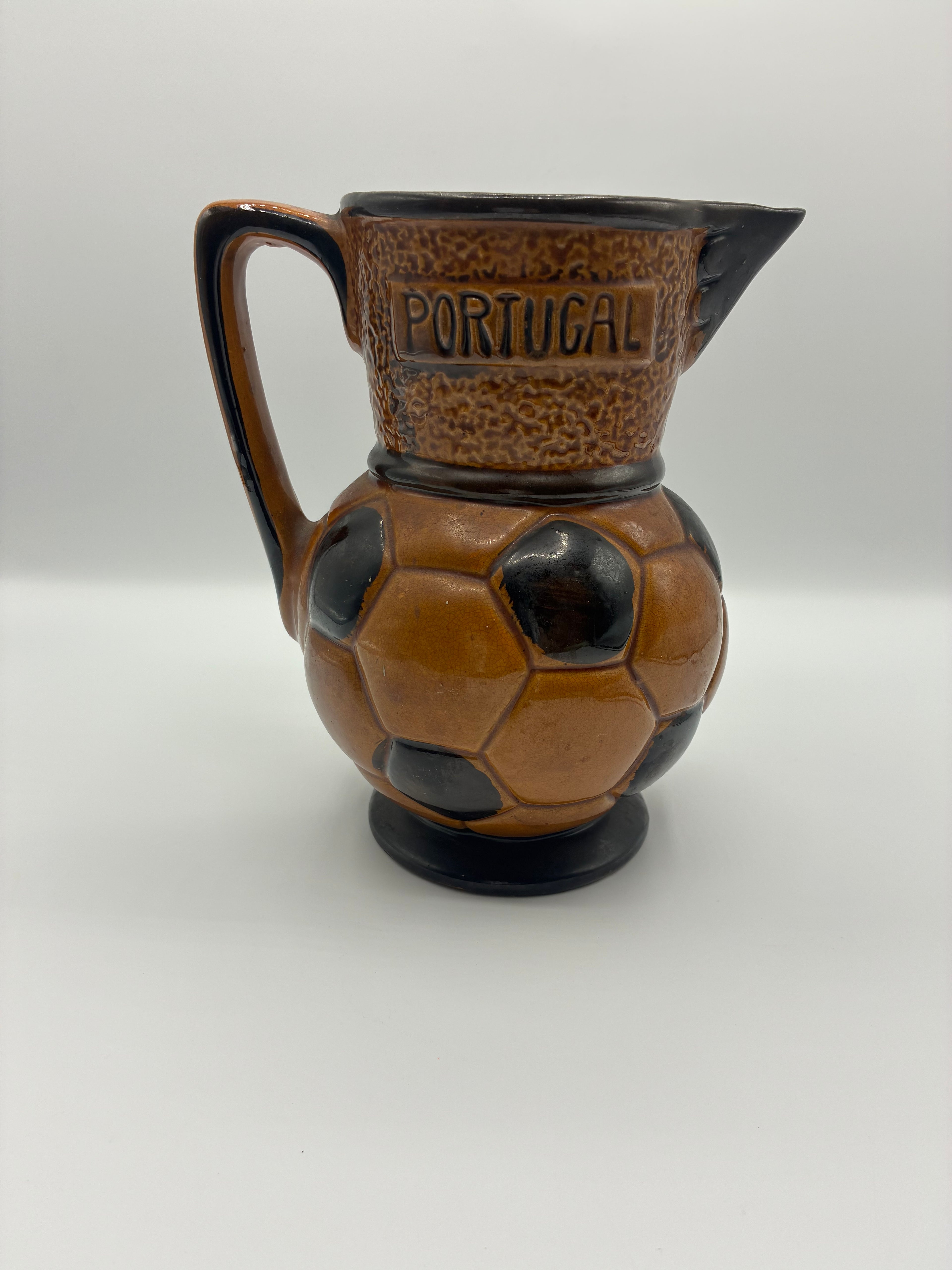 Pichet céramique portugaise en forme de ballon de football – Blason S.L. Benfica – Portugal – Objet de supporter vintage