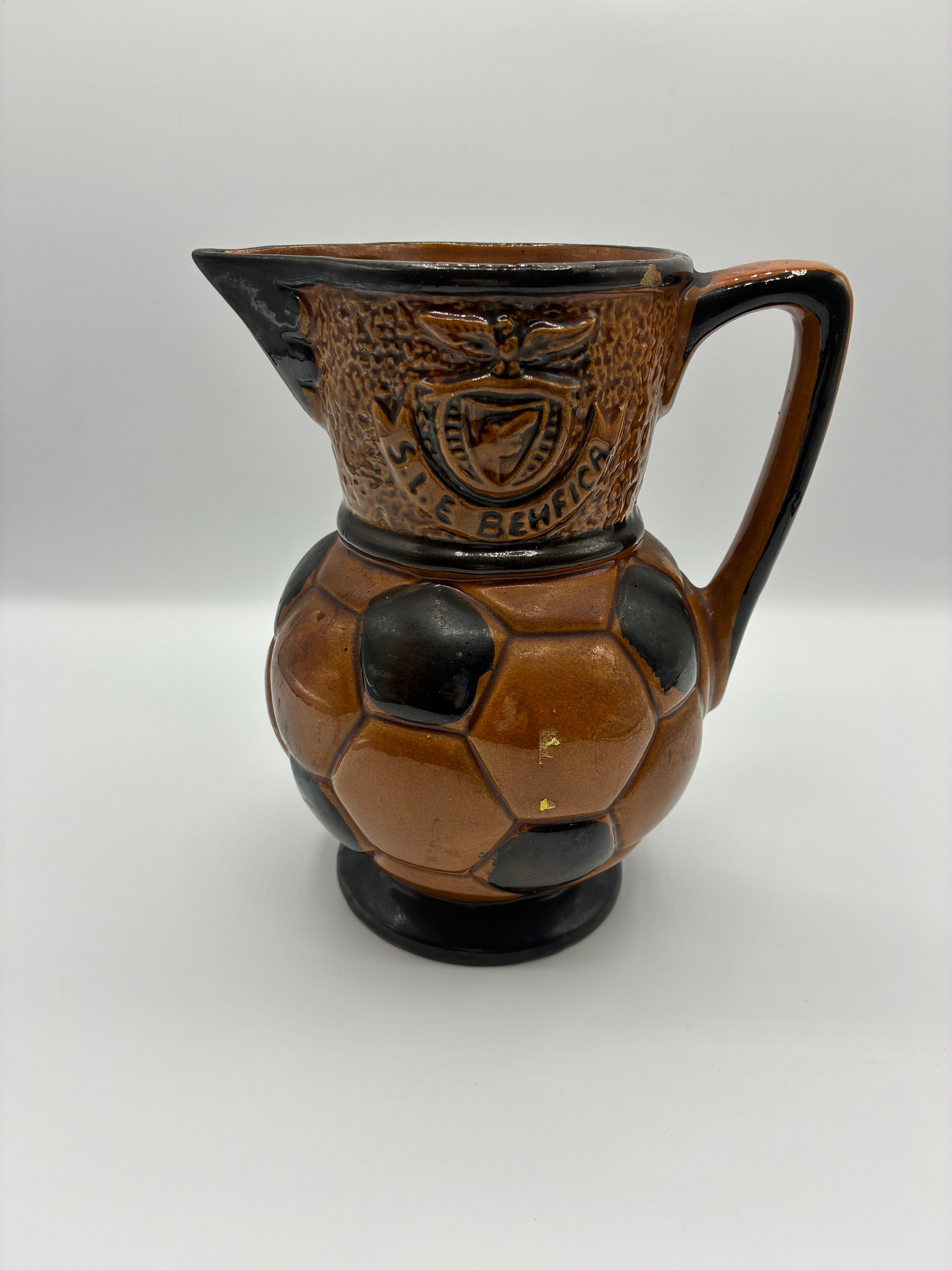 Pichet céramique portugaise en forme de ballon de football – Blason S.L. Benfica – Portugal – Objet de supporter vintage