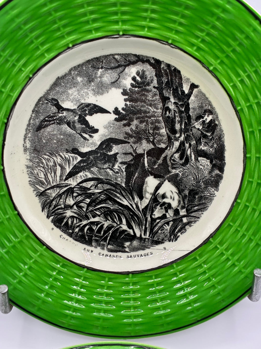 Paire d'assiettes faïence Digoin & Sarreguemines – Décor chasse – Marli vert tressé – N°6 Chasse aux cailles et N°9 Canards sauvages – Vers 1925-1940