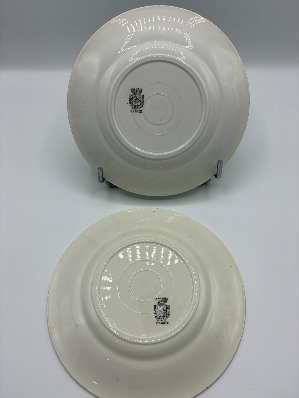 Paire d'assiettes faïence Digoin & Sarreguemines – Décor chasse – Marli vert tressé – N°6 Chasse aux cailles et N°9 Canards sauvages – Vers 1925-1940