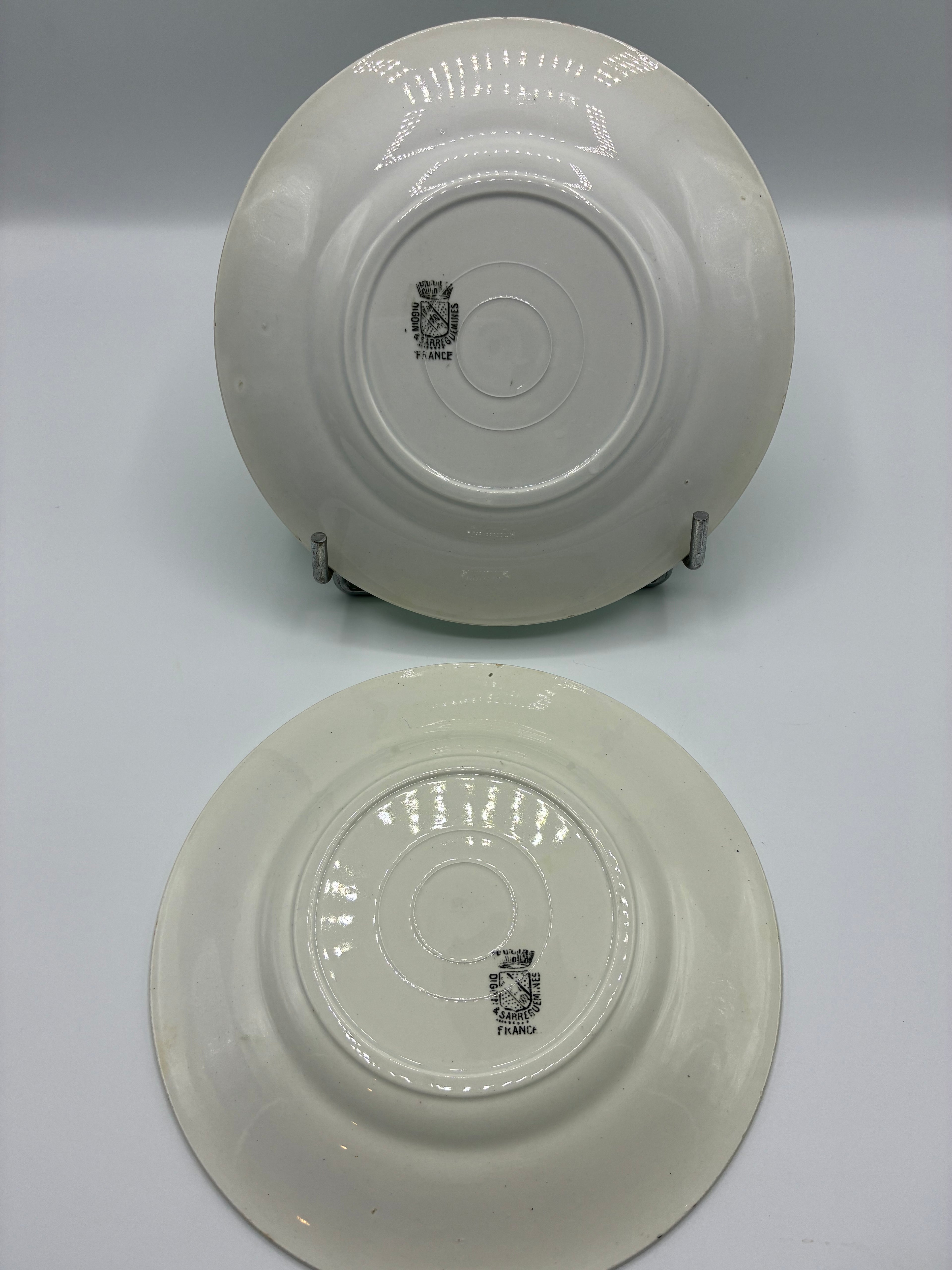 Paire d'assiettes faïence Digoin & Sarreguemines – Décor chasse – Marli vert tressé – N°6 Chasse aux cailles et N°9 Canards sauvages – Vers 1925-1940