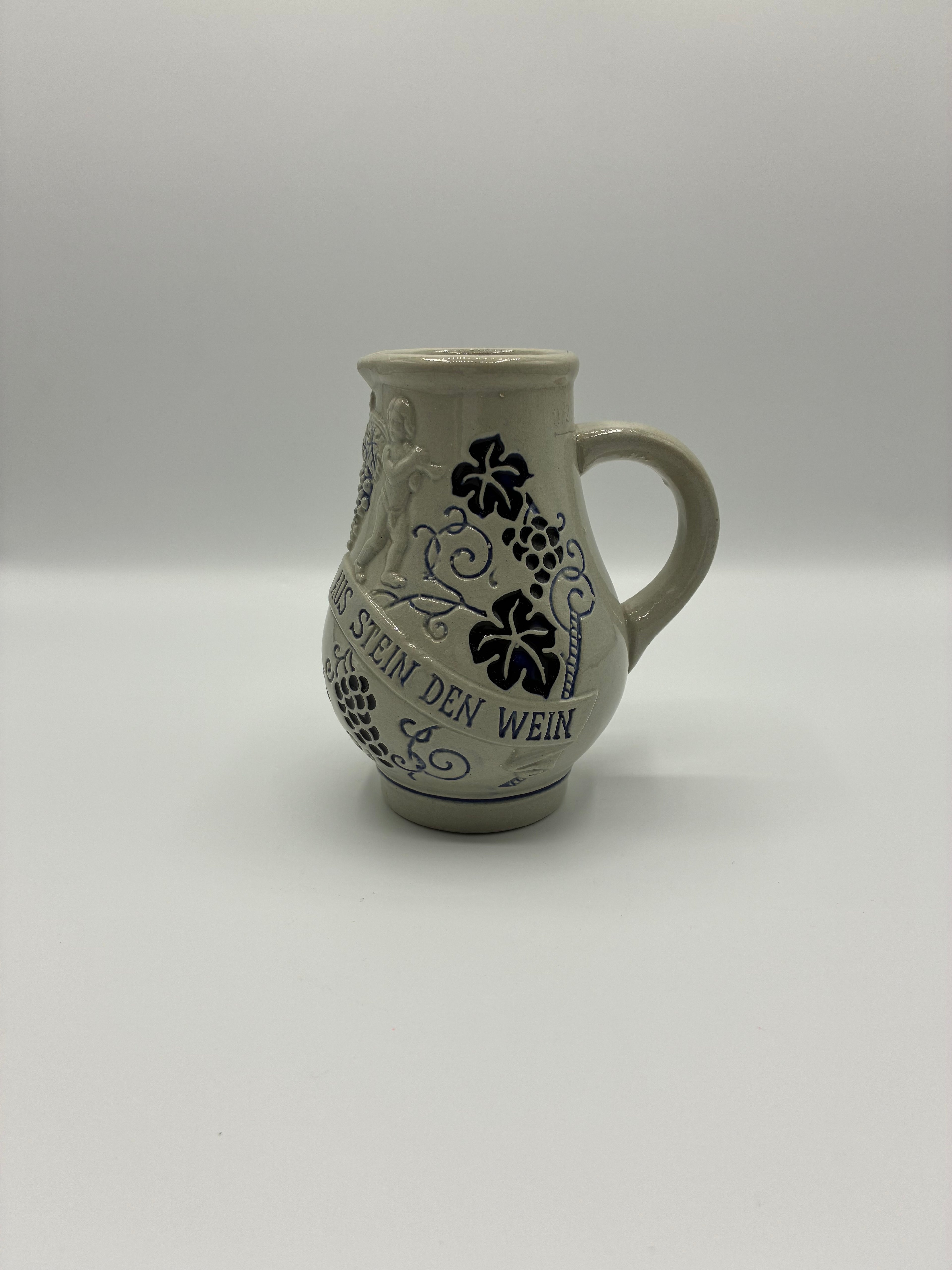 Pichet en grès style Westerwald – Décor angelots et raisins bleu cobalt – Inscription "Trinkt wie eure Väter" – 0,25 L