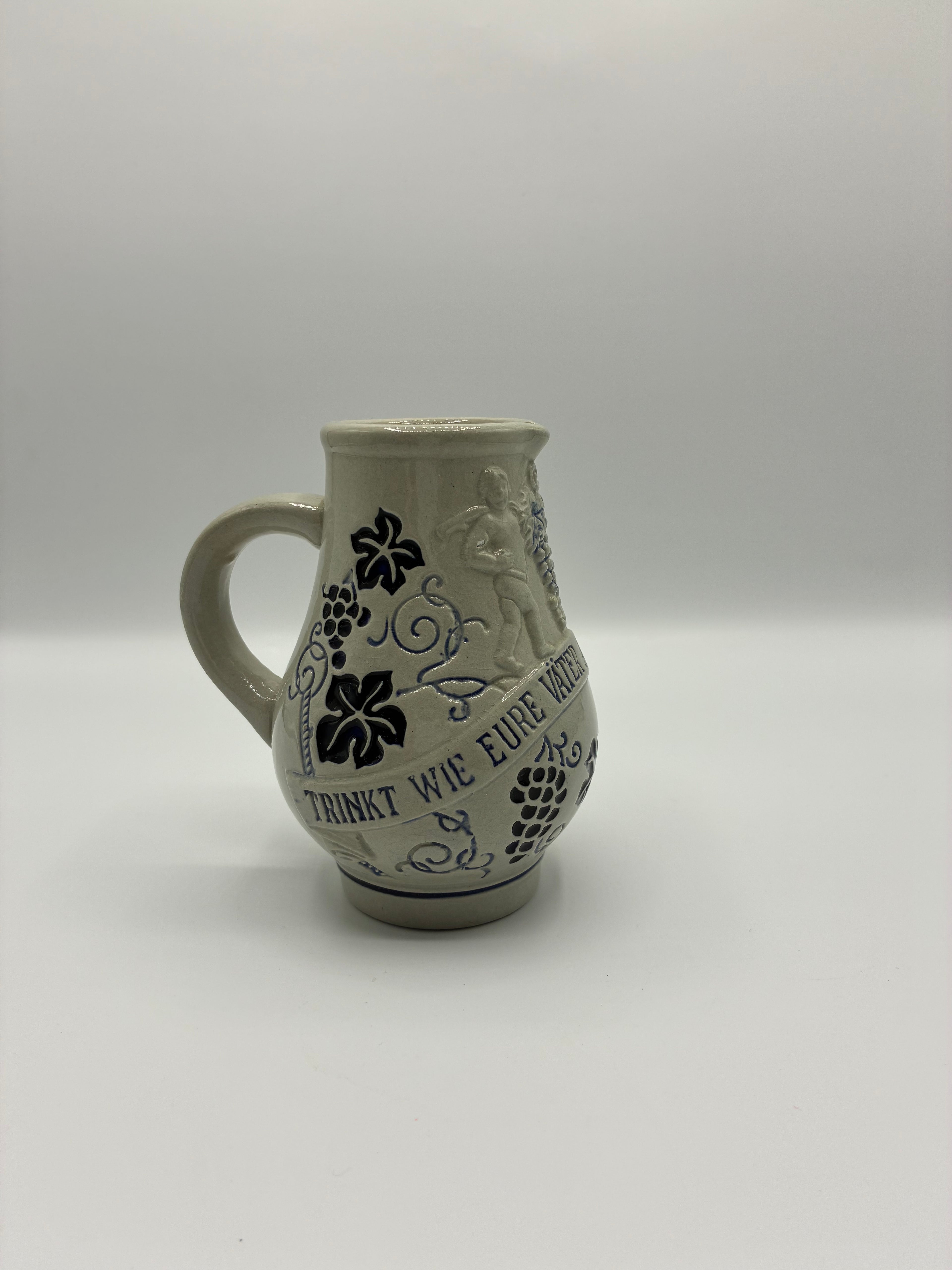 Pichet en grès style Westerwald – Décor angelots et raisins bleu cobalt – Inscription "Trinkt wie eure Väter" – 0,25 L
