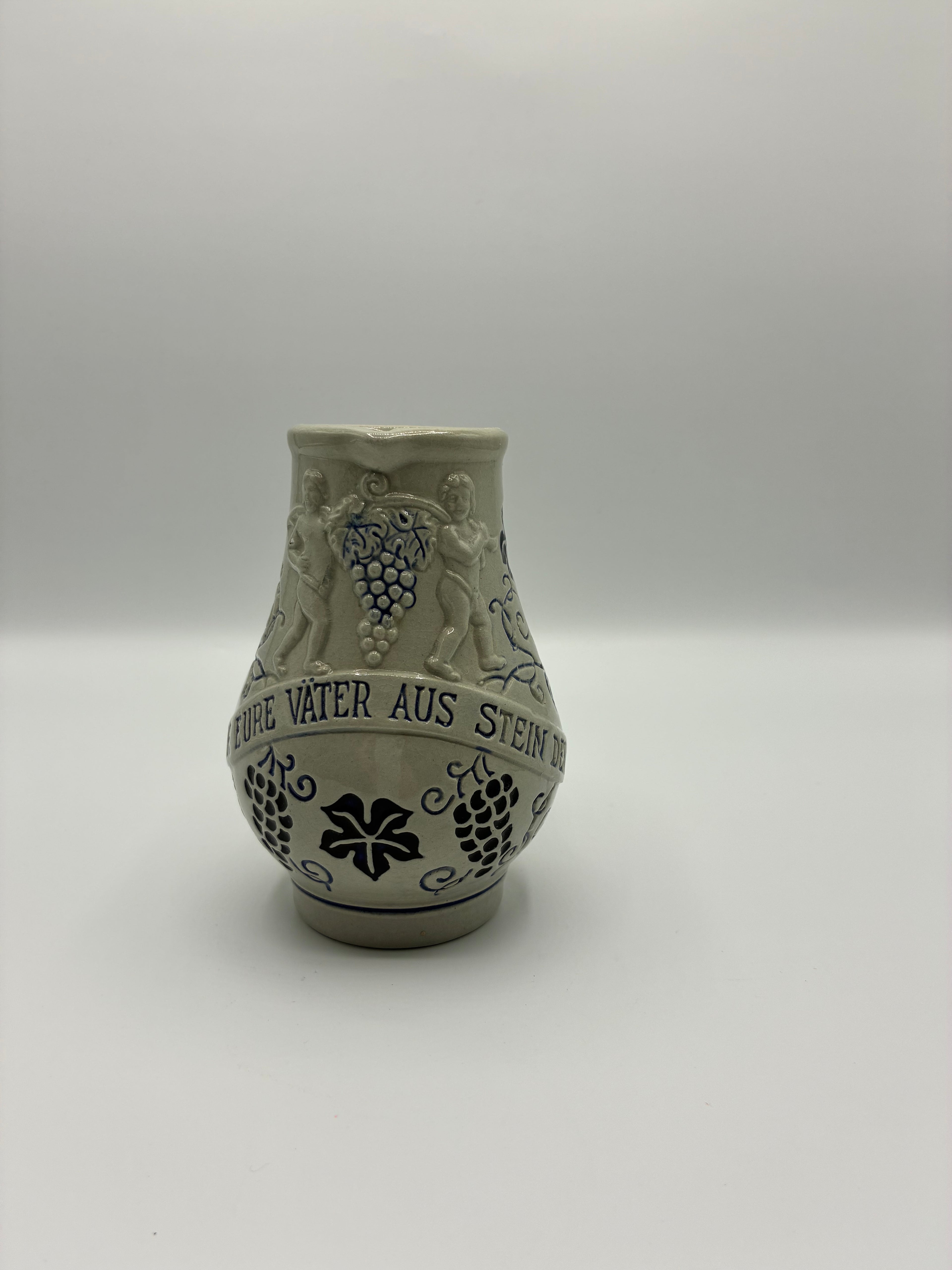 Pichet en grès style Westerwald – Décor angelots et raisins bleu cobalt – Inscription "Trinkt wie eure Väter" – 0,25 L