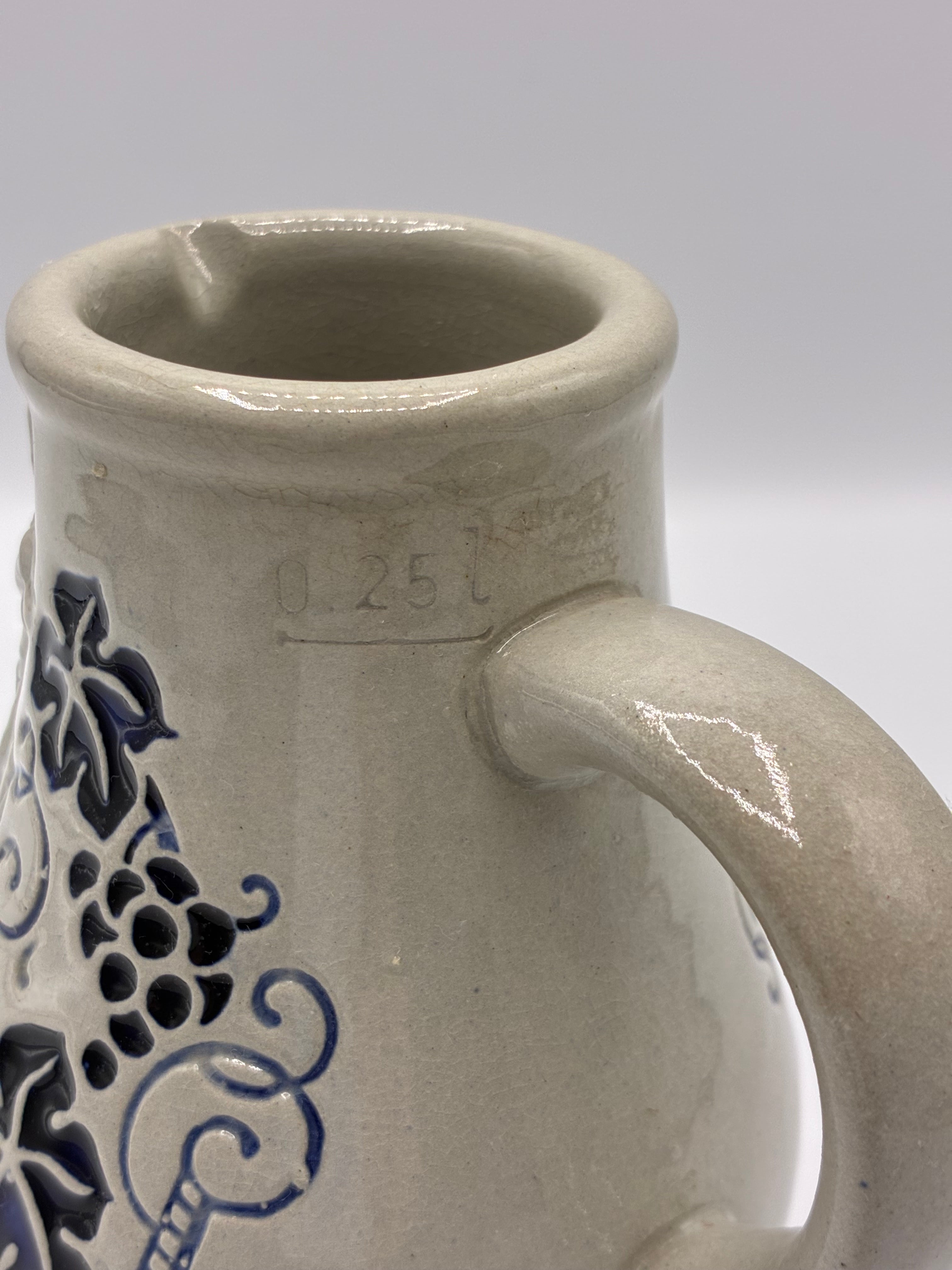 Pichet en grès style Westerwald – Décor angelots et raisins bleu cobalt – Inscription "Trinkt wie eure Väter" – 0,25 L