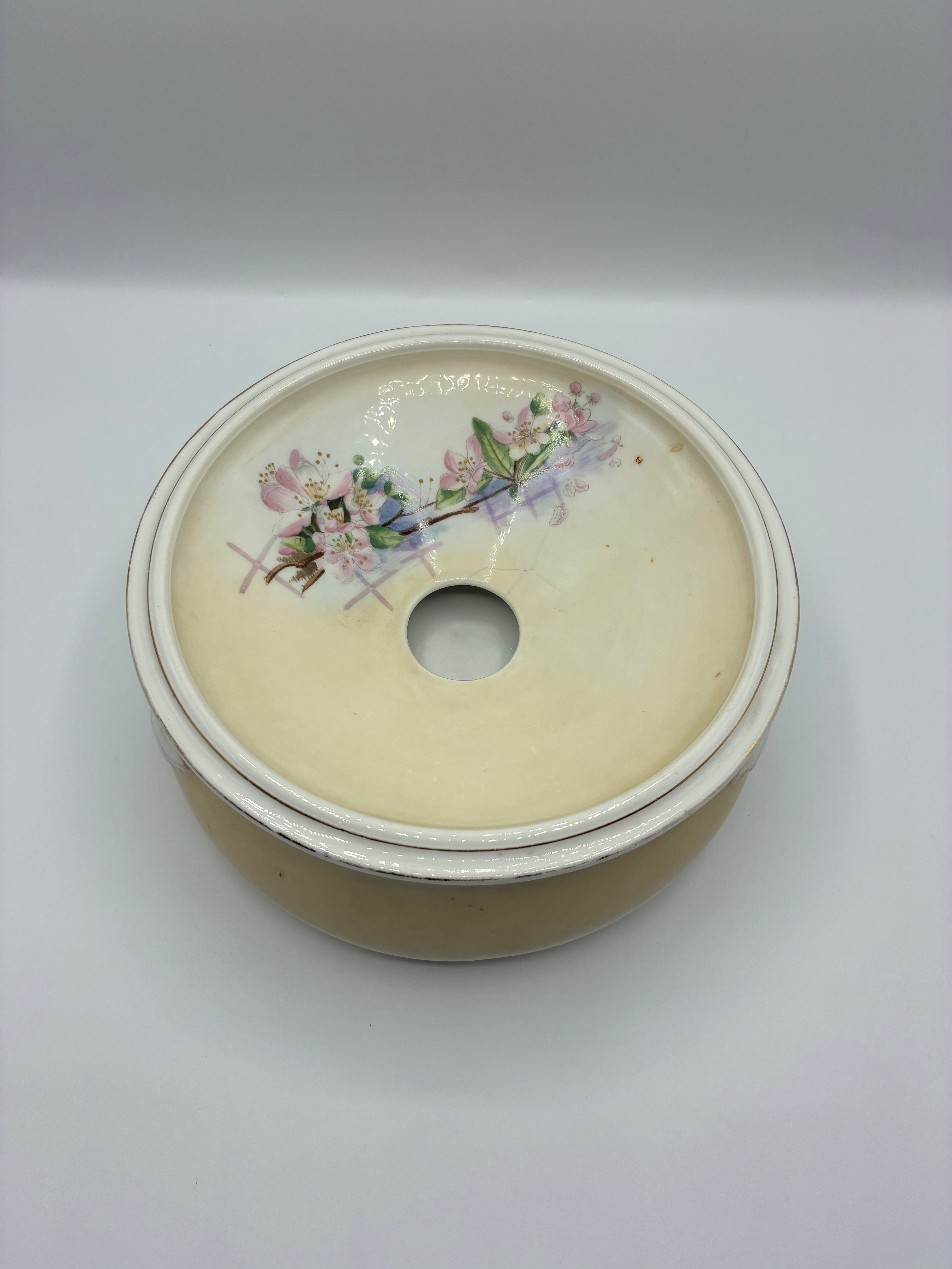 Crachoir ancien en porcelaine – Décor branche fleurie et filets dorés – Deux pièces – Fin XIXe siècle – Diam. 20 cm