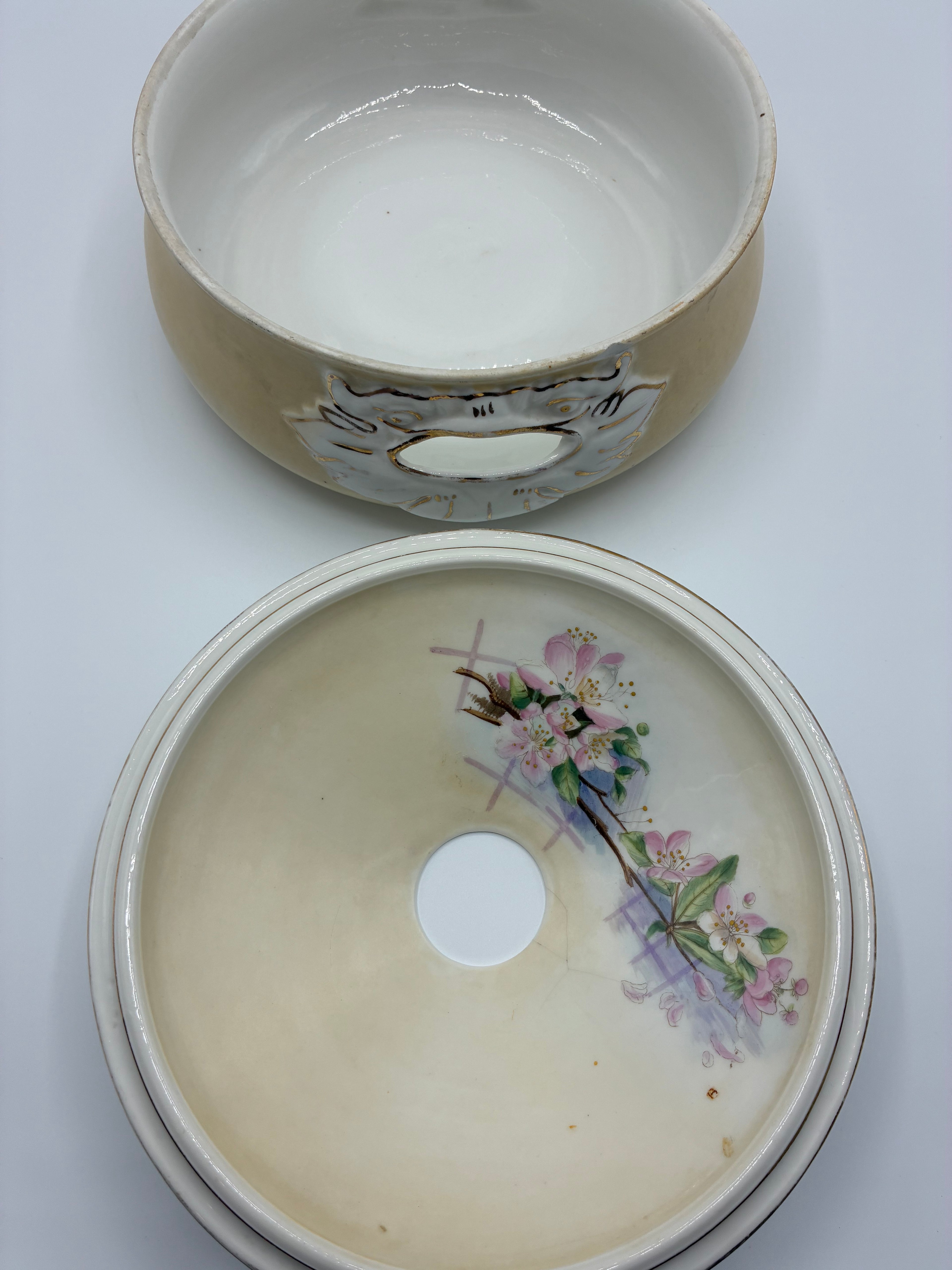 Crachoir ancien en porcelaine – Décor branche fleurie et filets dorés – Deux pièces – Fin XIXe siècle – Diam. 20 cm