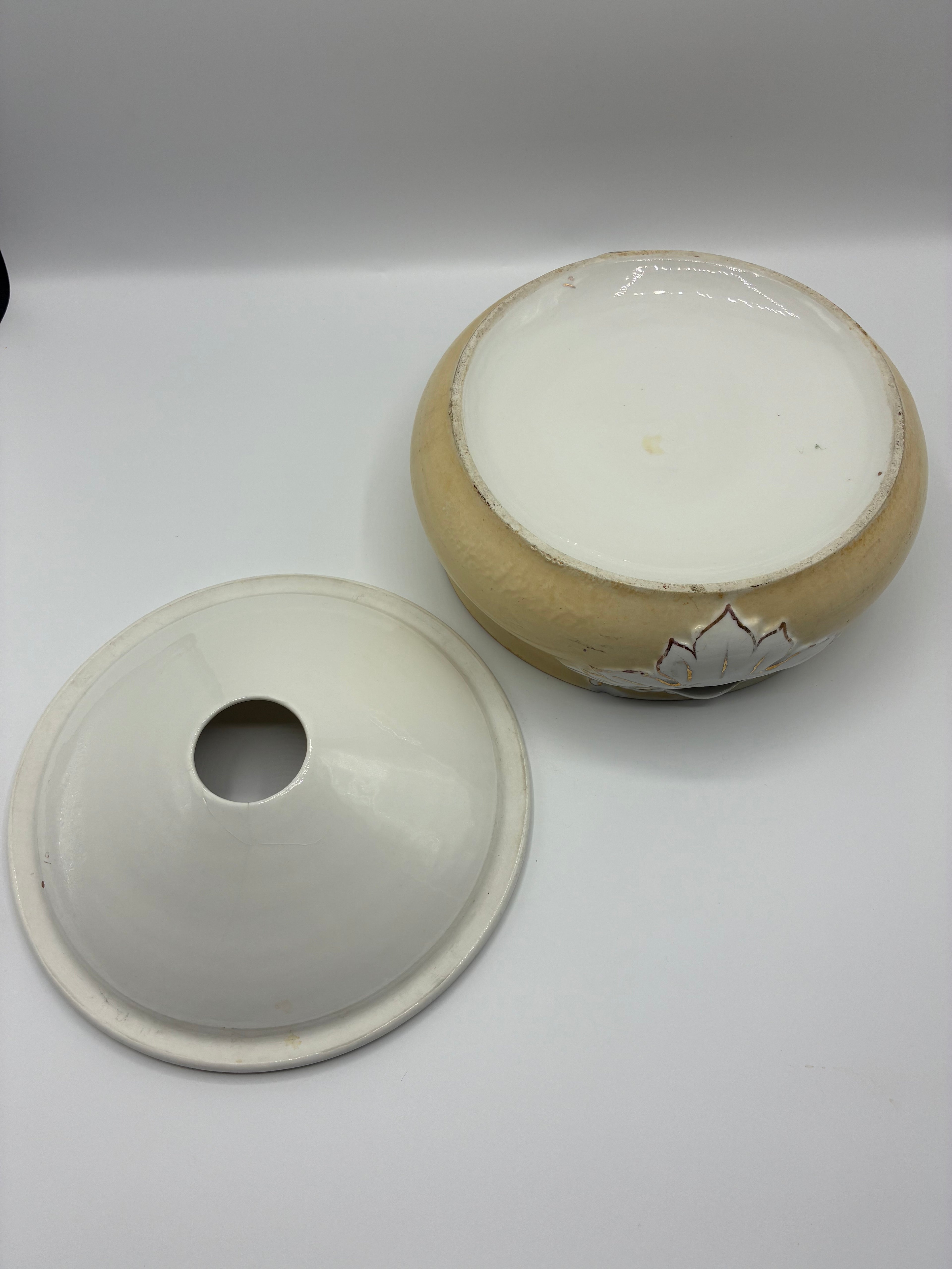 Crachoir ancien en porcelaine – Décor branche fleurie et filets dorés – Deux pièces – Fin XIXe siècle – Diam. 20 cm