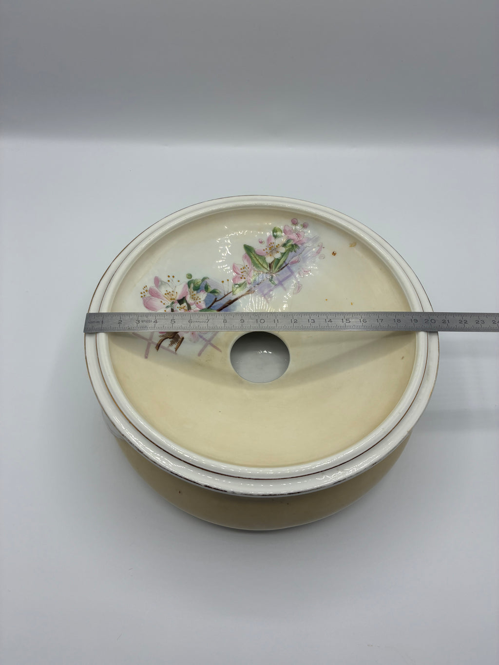 Crachoir ancien en porcelaine – Décor branche fleurie et filets dorés – Deux pièces – Fin XIXe siècle – Diam. 20 cm
