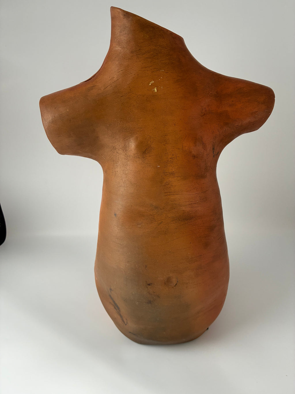 Sculpture torse féminin en terre cuite – Atelier Lévéjac, Tarn – Signée et datée 1984 – Attribuée Eva Roucka – 36 cm