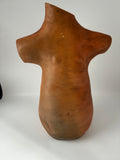 Sculpture torse féminin en terre cuite – Atelier Lévéjac, Tarn – Signée et datée 1984 – Attribuée Eva Roucka – 36 cm