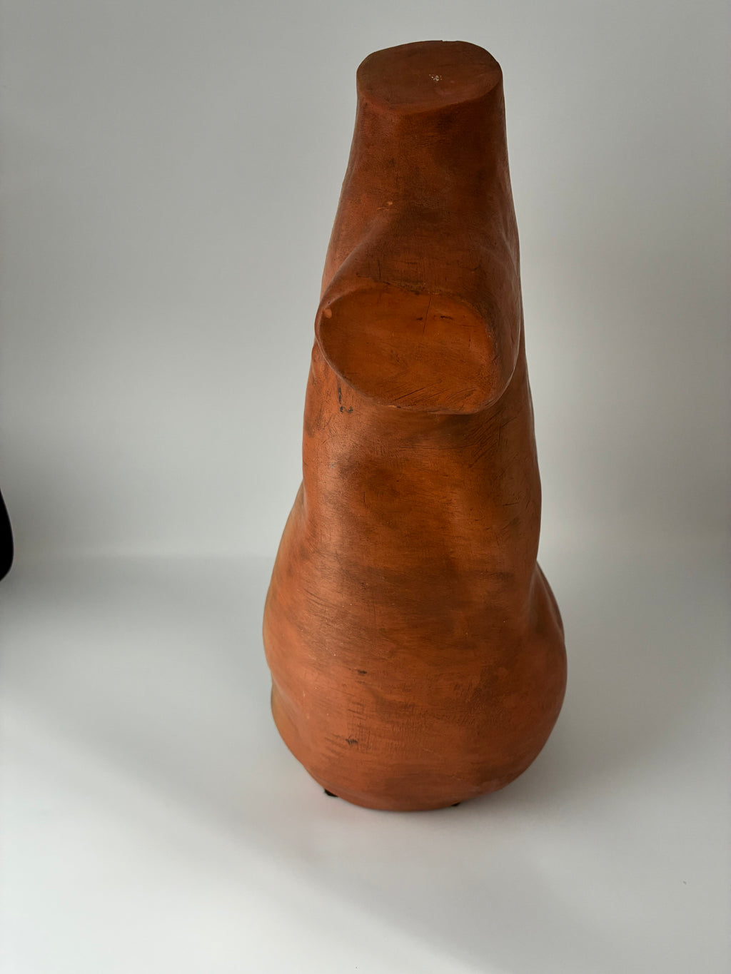 Sculpture torse féminin en terre cuite – Atelier Lévéjac, Tarn – Signée et datée 1984 – Attribuée Eva Roucka – 36 cm
