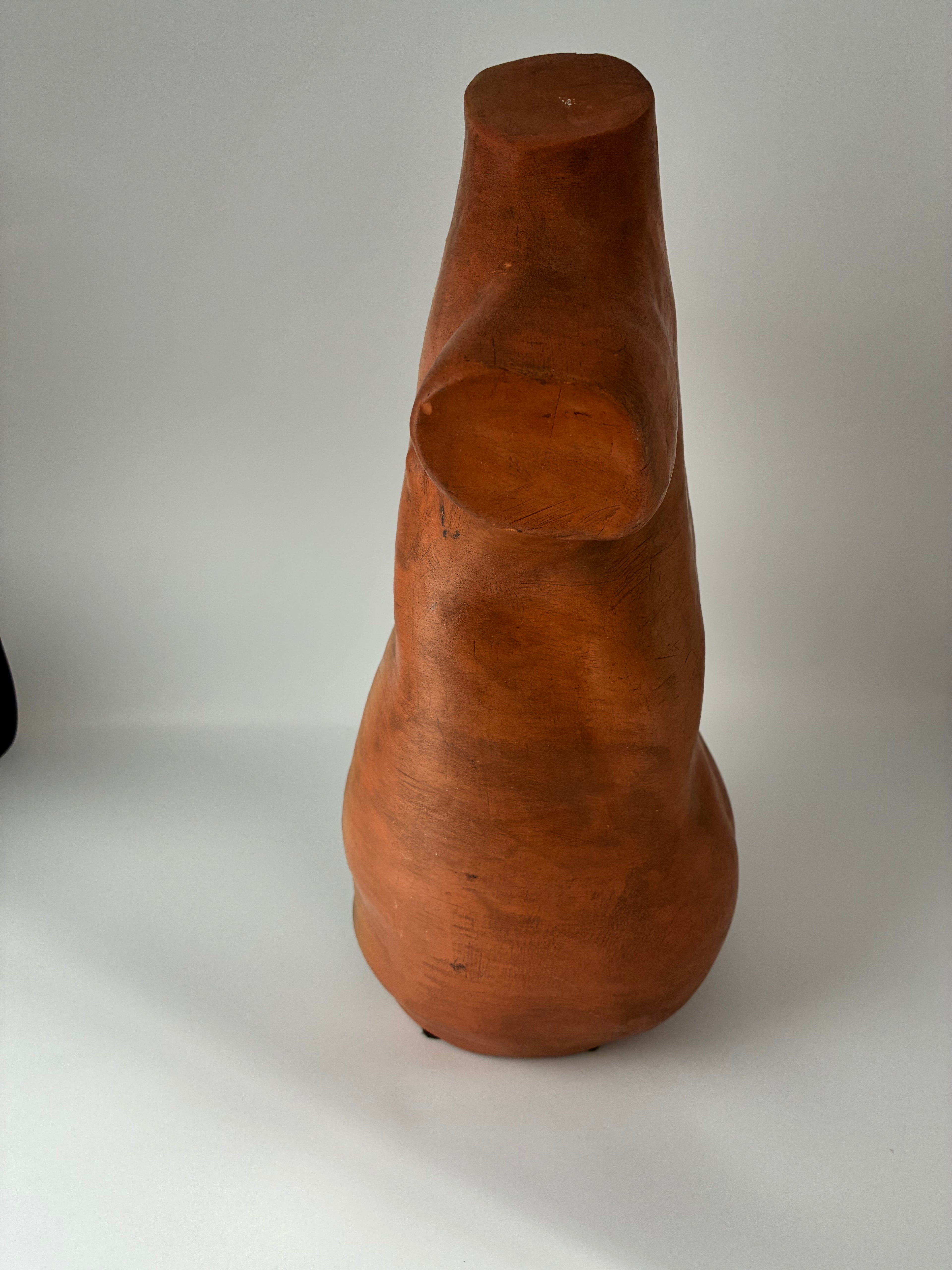 Sculpture torse féminin en terre cuite – Atelier Lévéjac, Tarn – Signée et datée 1984 – Attribuée Eva Roucka – 36 cm
