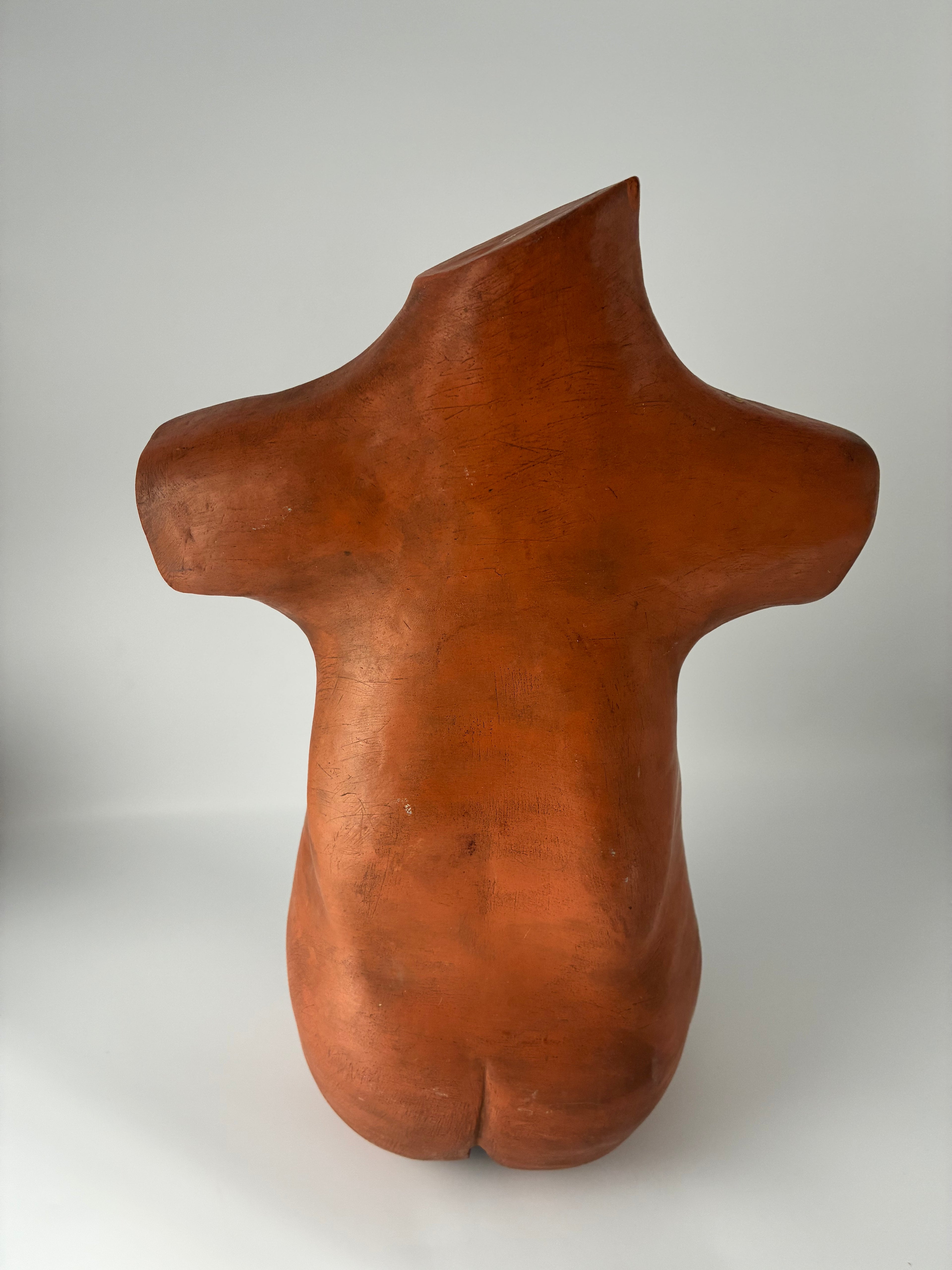 Sculpture torse féminin en terre cuite – Atelier Lévéjac, Tarn – Signée et datée 1984 – Attribuée Eva Roucka – 36 cm