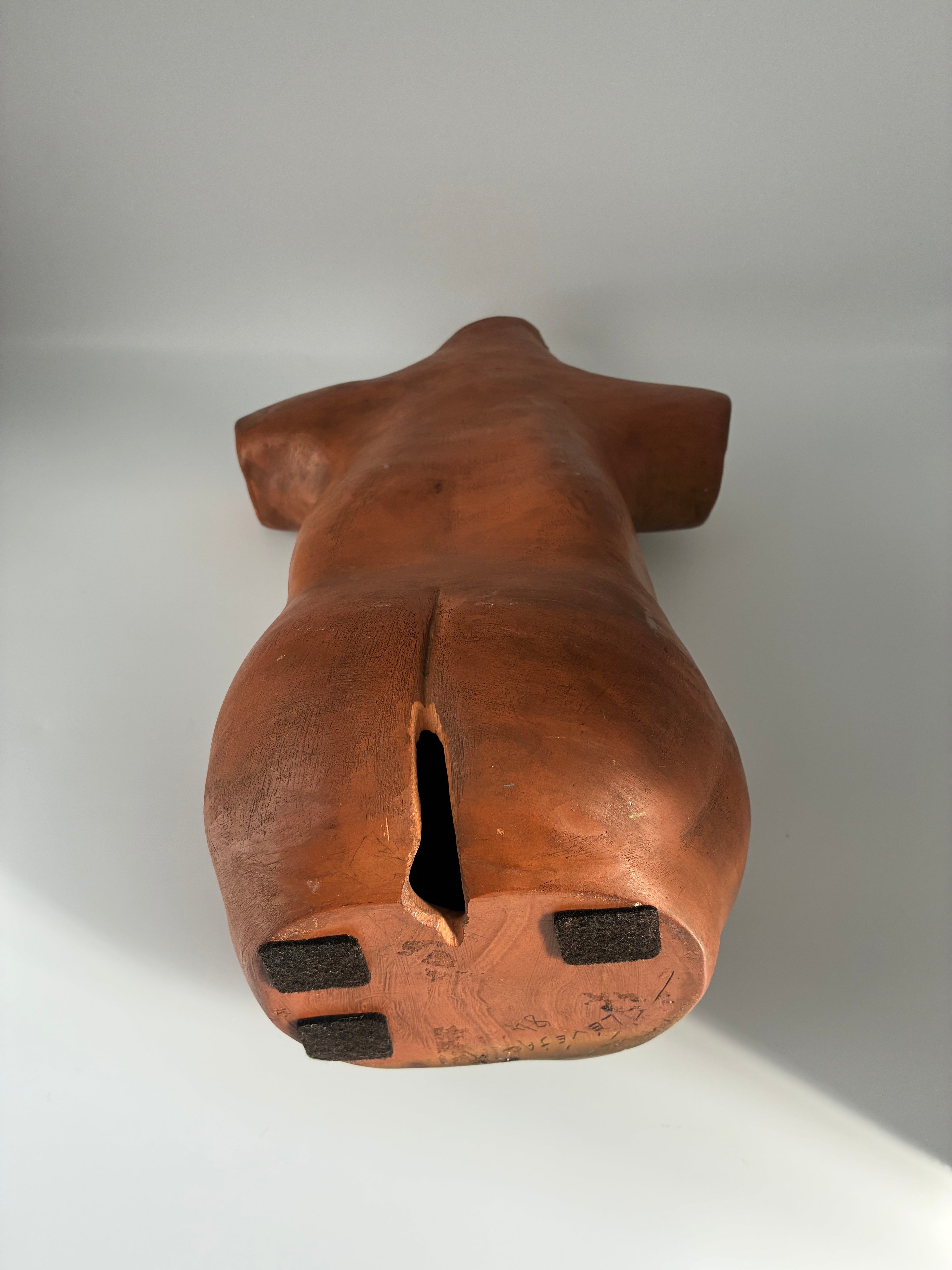 Sculpture torse féminin en terre cuite – Atelier Lévéjac, Tarn – Signée et datée 1984 – Attribuée Eva Roucka – 36 cm