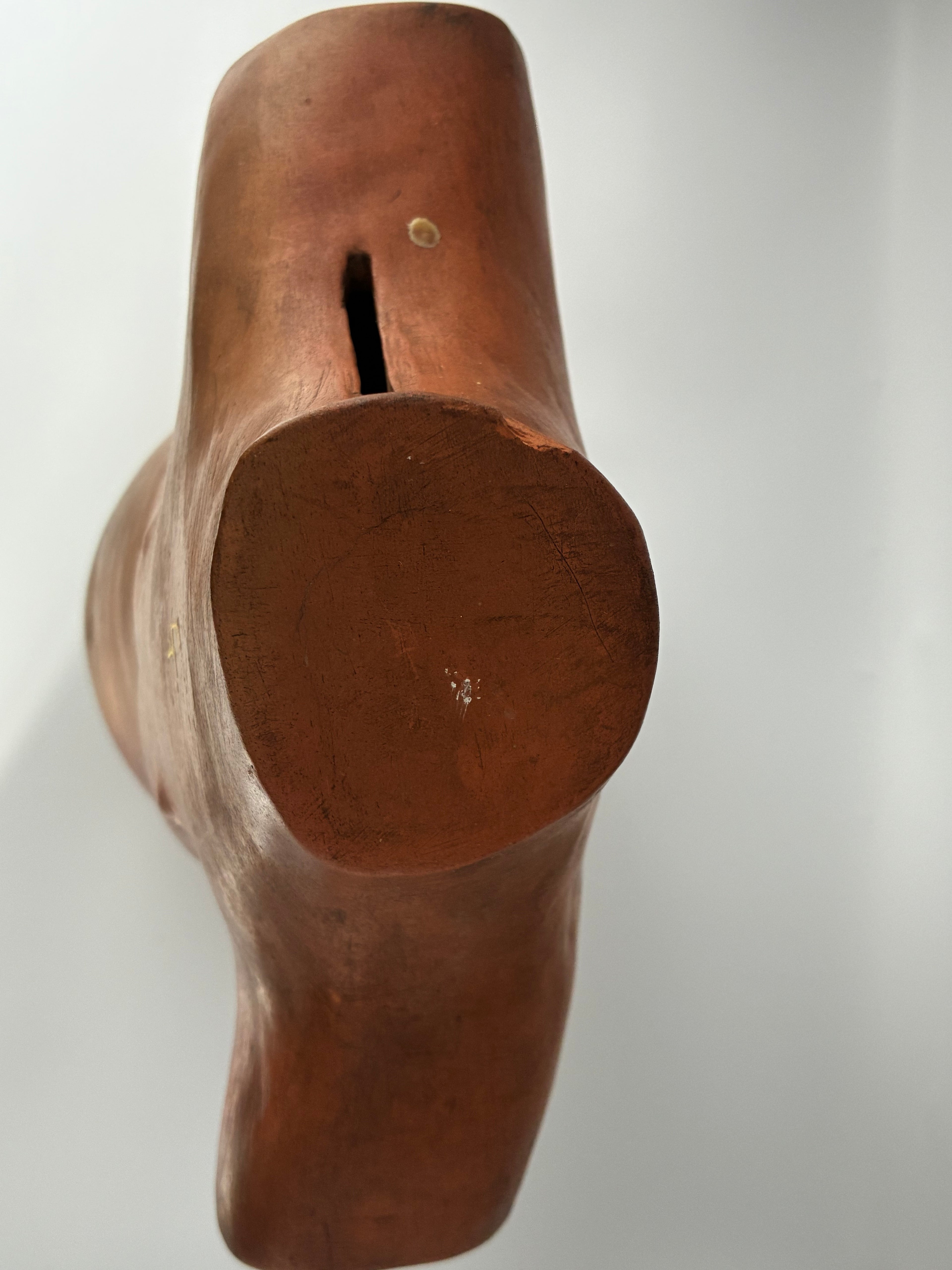 Sculpture torse féminin en terre cuite – Atelier Lévéjac, Tarn – Signée et datée 1984 – Attribuée Eva Roucka – 36 cm