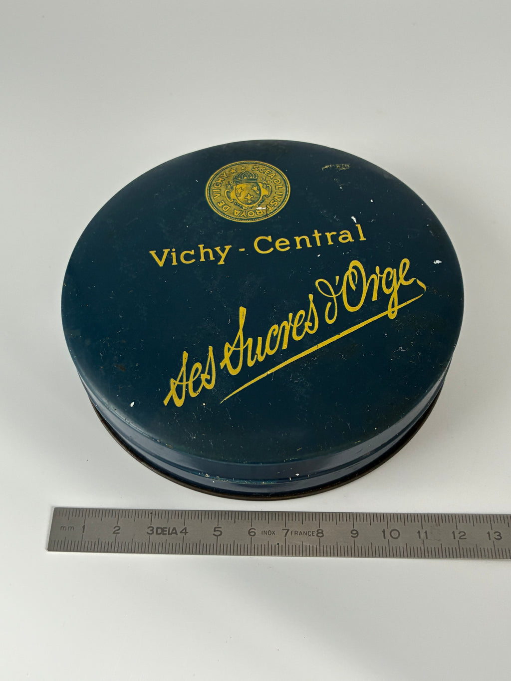 Boîte métallique ancienne Vichy-Central – Les Sucres d'Orge – Bleu et doré – Station thermale – Milieu XXe siècle