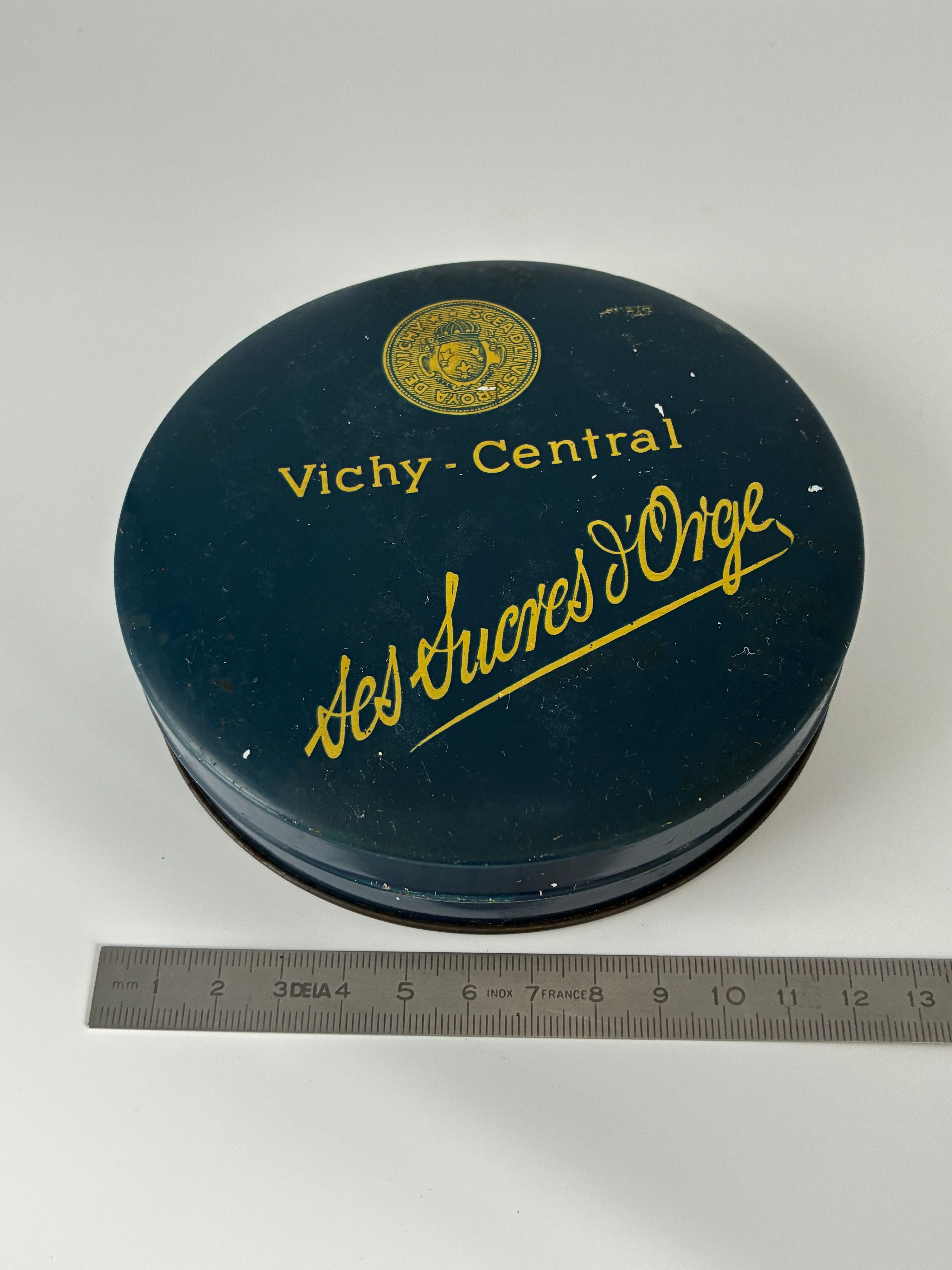 Boîte métallique ancienne Vichy-Central – Les Sucres d'Orge – Bleu et doré – Station thermale – Milieu XXe siècle