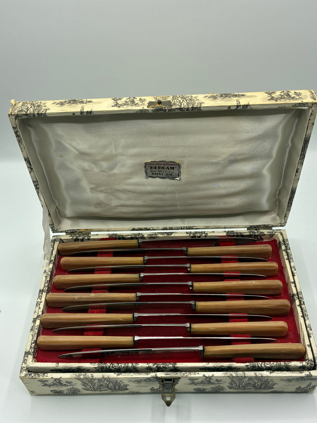 Service complet de 24 couteaux de table – Manches corne blonde – Coffret toile de Jouy – Bergam, Saint-Dié – Années 1950-1960