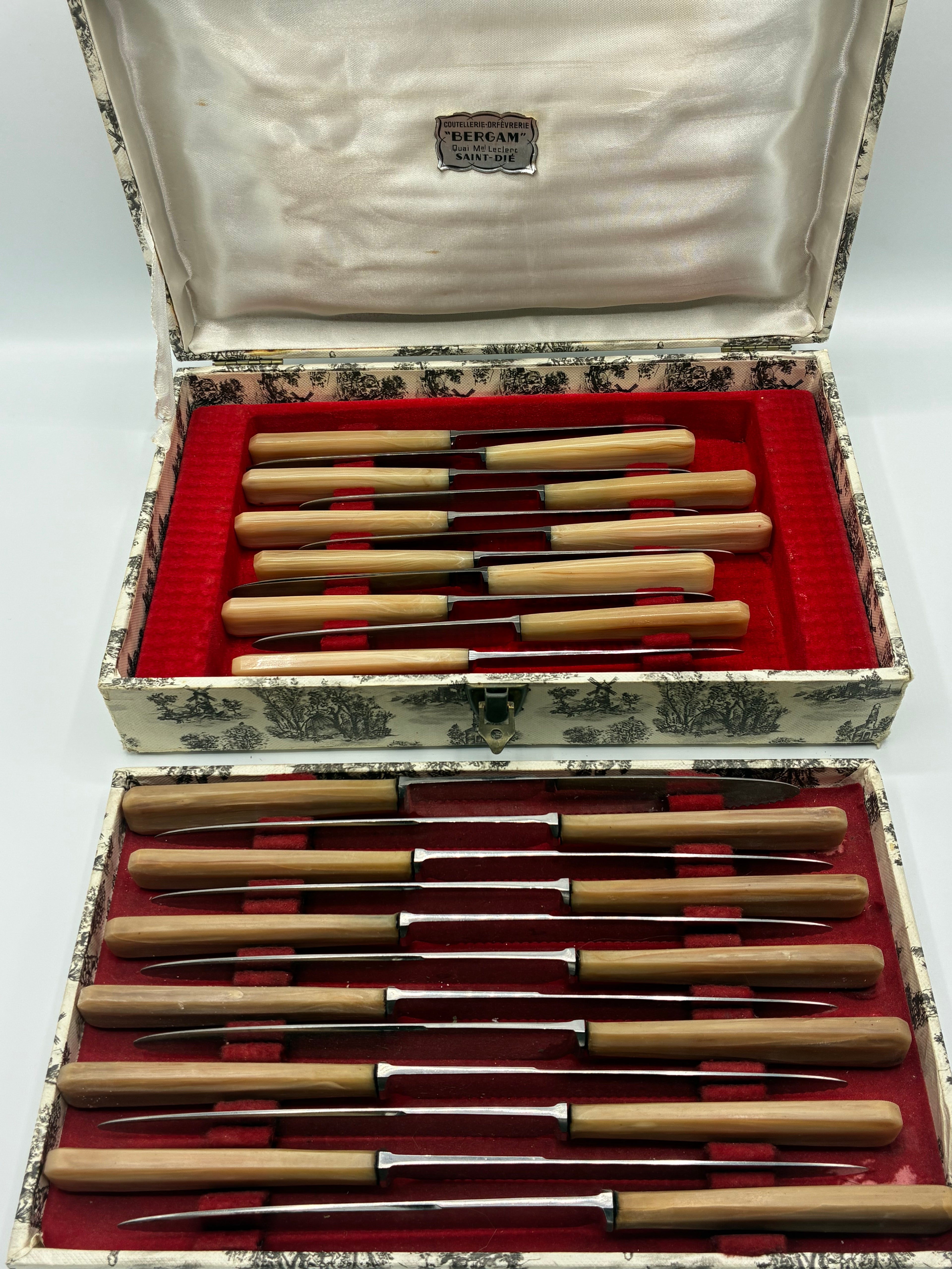 Service complet de 24 couteaux de table – Manches corne blonde – Coffret toile de Jouy – Bergam, Saint-Dié – Années 1950-1960