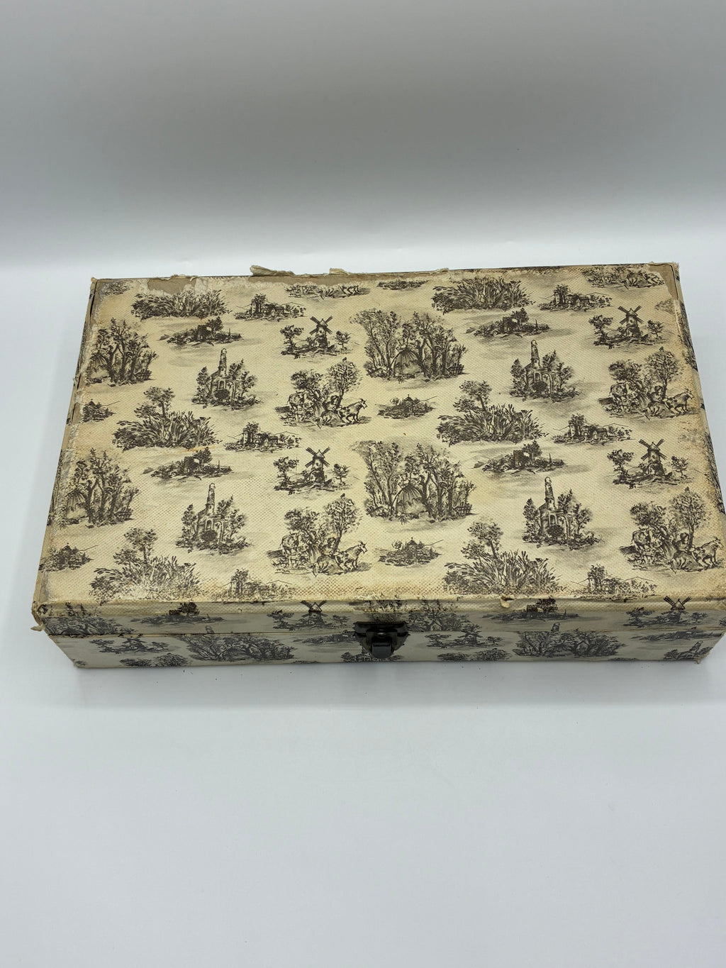 Service complet de 24 couteaux de table – Manches corne blonde – Coffret toile de Jouy – Bergam, Saint-Dié – Années 1950-1960