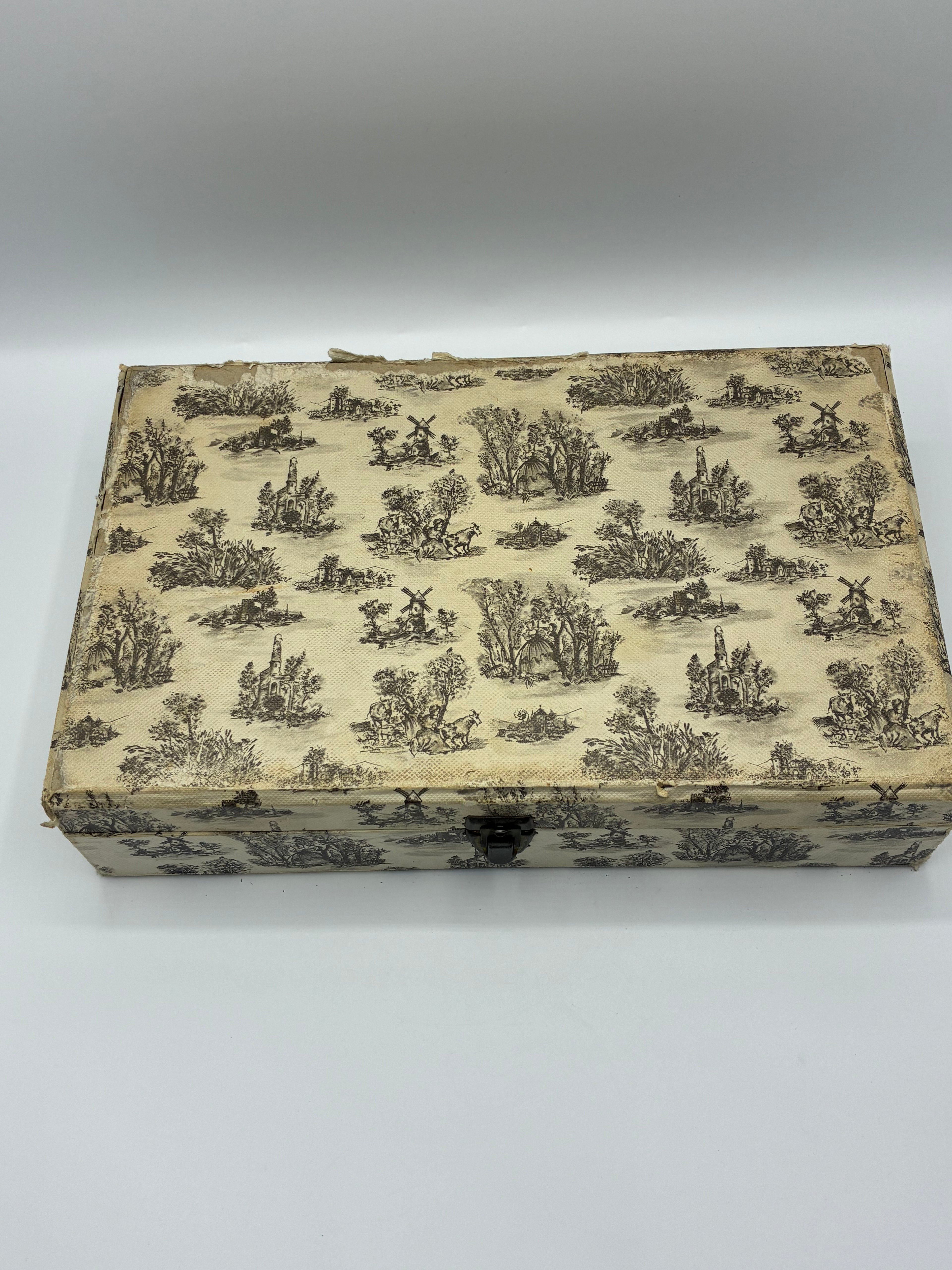 Service complet de 24 couteaux de table – Manches corne blonde – Coffret toile de Jouy – Bergam, Saint-Dié – Années 1950-1960