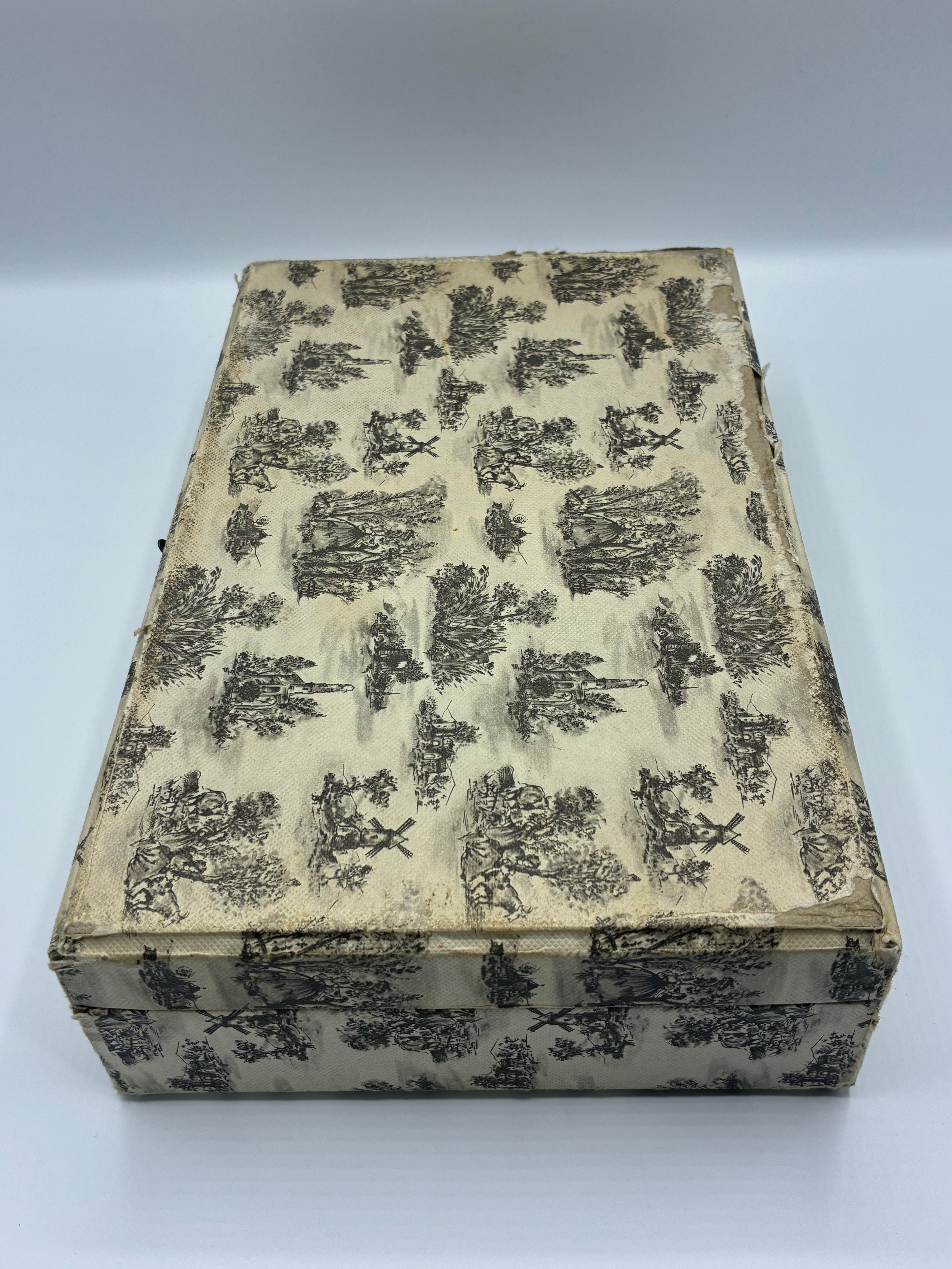 Service complet de 24 couteaux de table – Manches corne blonde – Coffret toile de Jouy – Bergam, Saint-Dié – Années 1950-1960