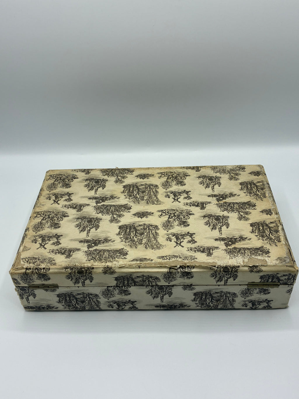 Service complet de 24 couteaux de table – Manches corne blonde – Coffret toile de Jouy – Bergam, Saint-Dié – Années 1950-1960
