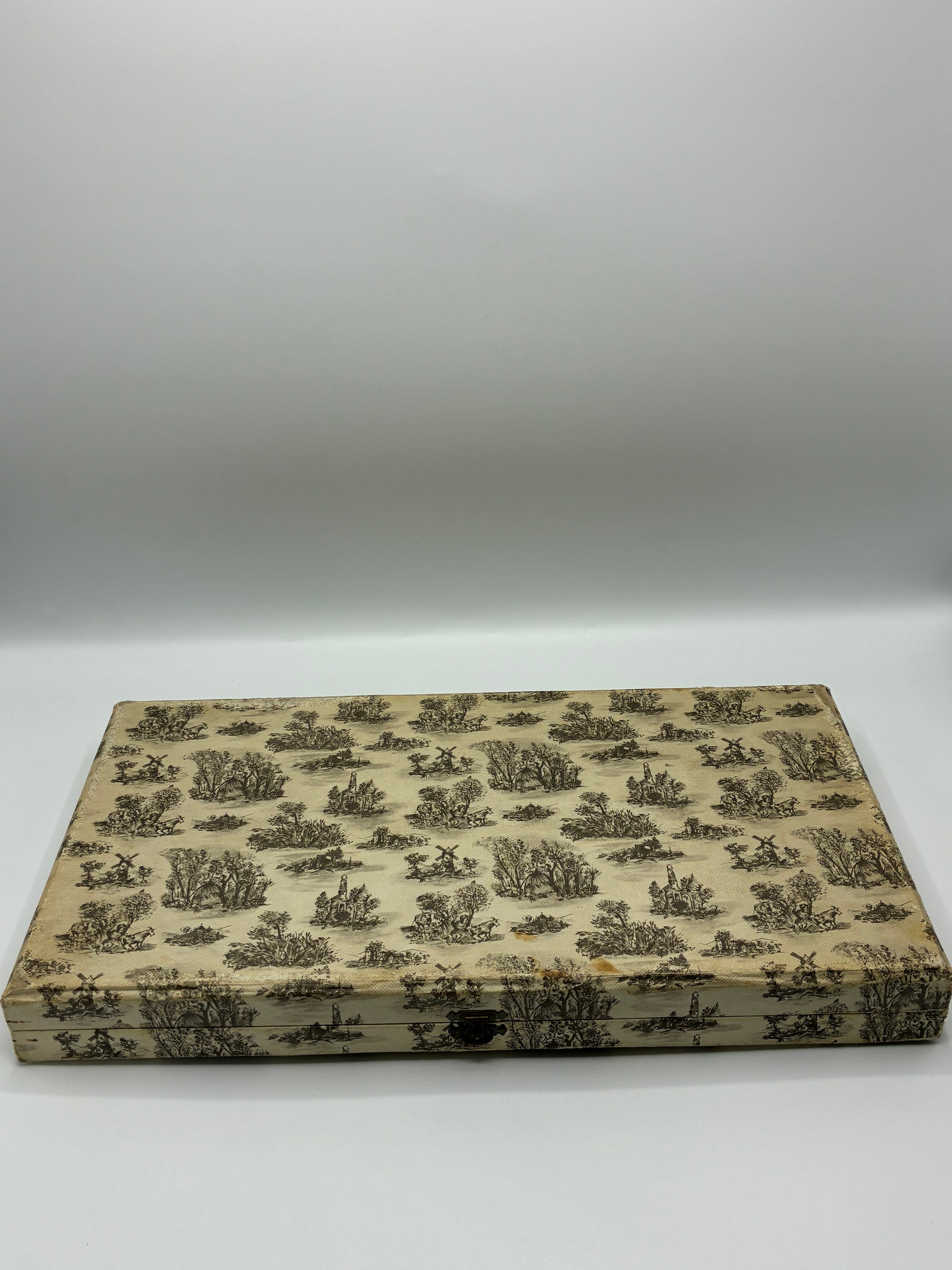 Service à gâteau complet – 12 fourchettes et pelle – Manches corne – Coffret toile de Jouy – Bergam, Saint-Dié – Années 1950-1960