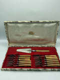 Service à gâteau complet – 12 fourchettes et pelle – Manches corne – Coffret toile de Jouy – Bergam, Saint-Dié – Années 1950-1960