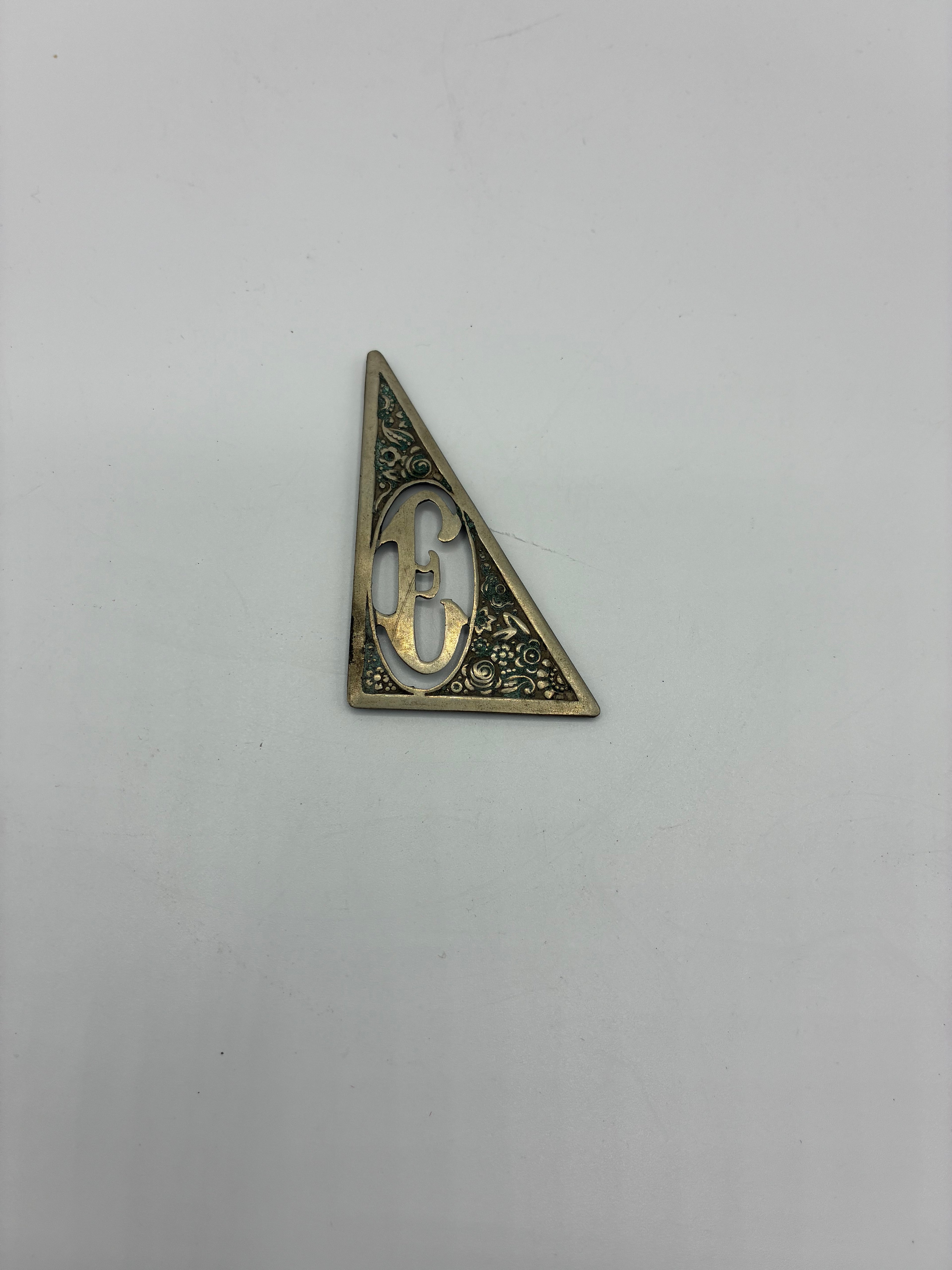 Ornement monogramme "E" en laiton ajouré – Décor floral, forme triangulaire – Coffret ou meuble ancien, fin XIXe siècle