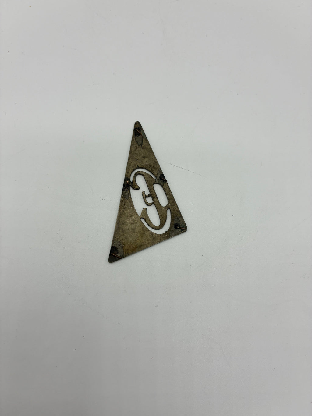 Ornement monogramme "E" en laiton ajouré – Décor floral, forme triangulaire – Coffret ou meuble ancien, fin XIXe siècle
