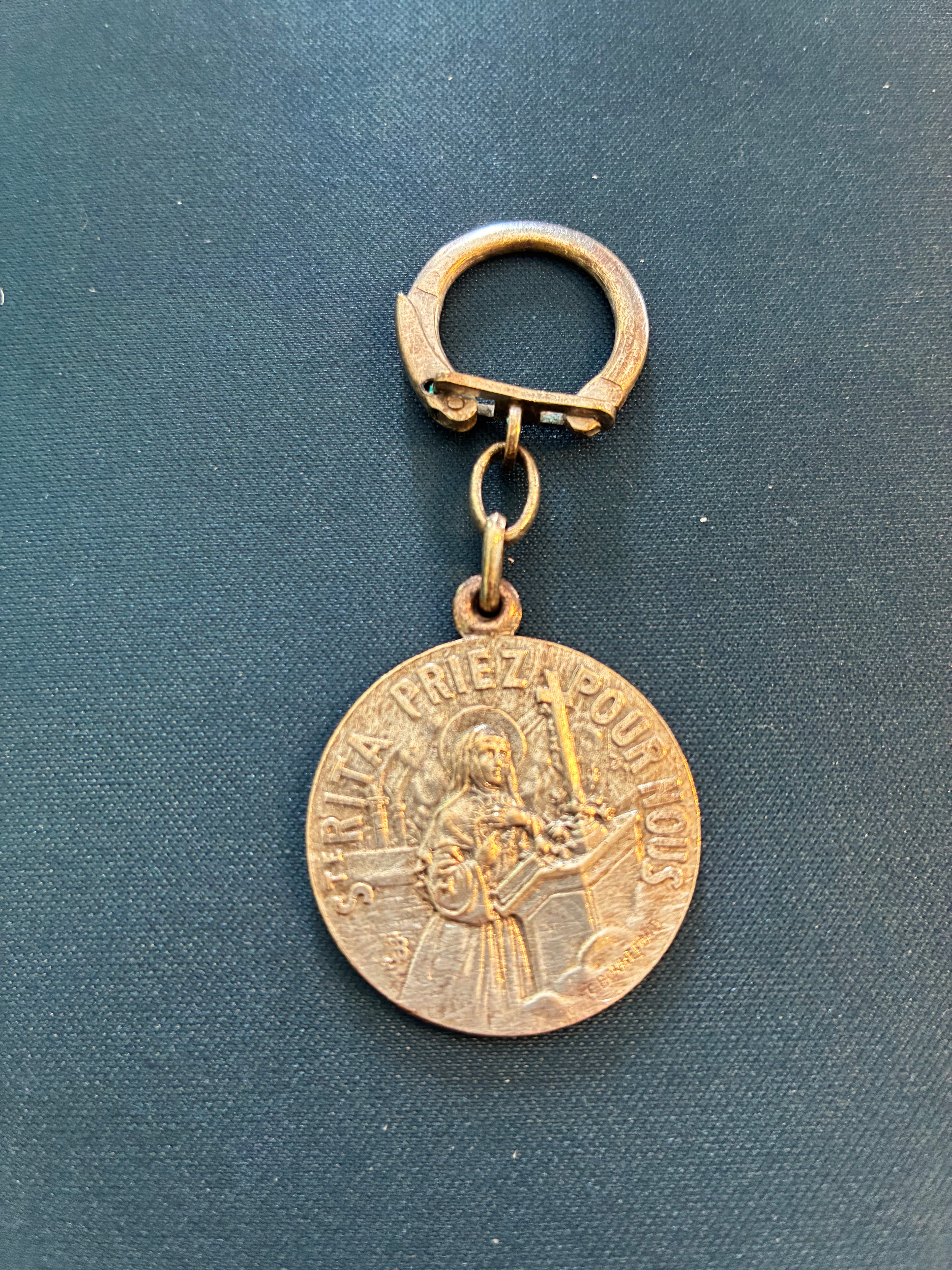 Médaille religieuse ancienne Sainte Rita – Porte-clé catholique – "Je suis catholique" – Dévotion populaire XIXe-XXe siècle