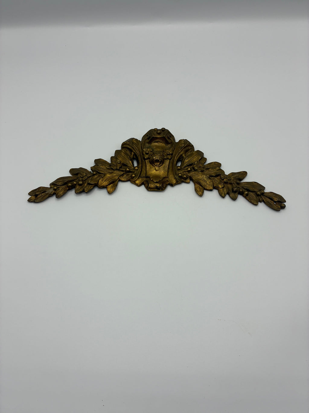 Applique ornementale en bronze – Décor rocaille Louis XV, feuillages et cartouche – Meuble ancien, 26 cm