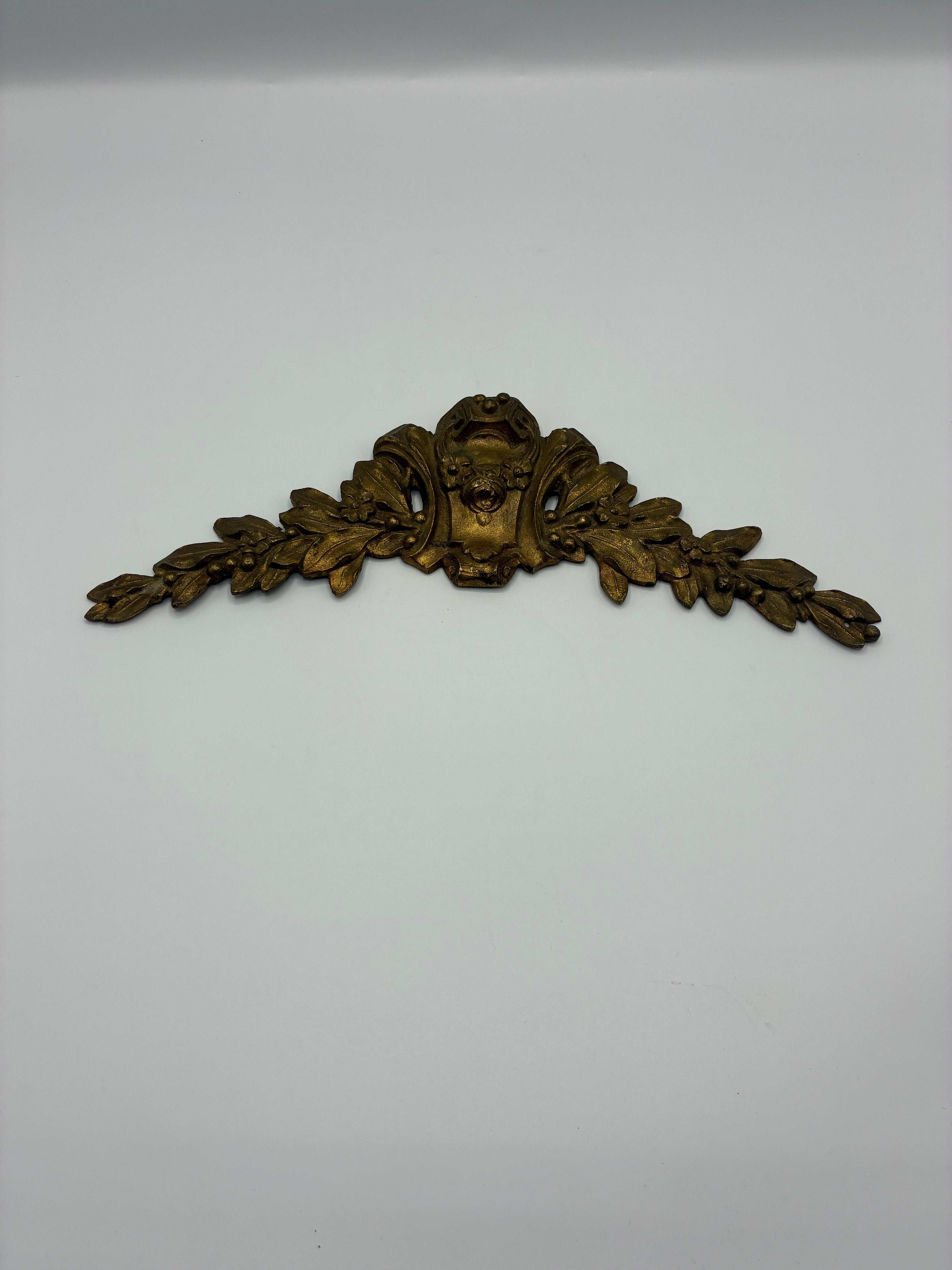 Applique ornementale en bronze – Décor rocaille Louis XV, feuillages et cartouche – Meuble ancien, 26 cm