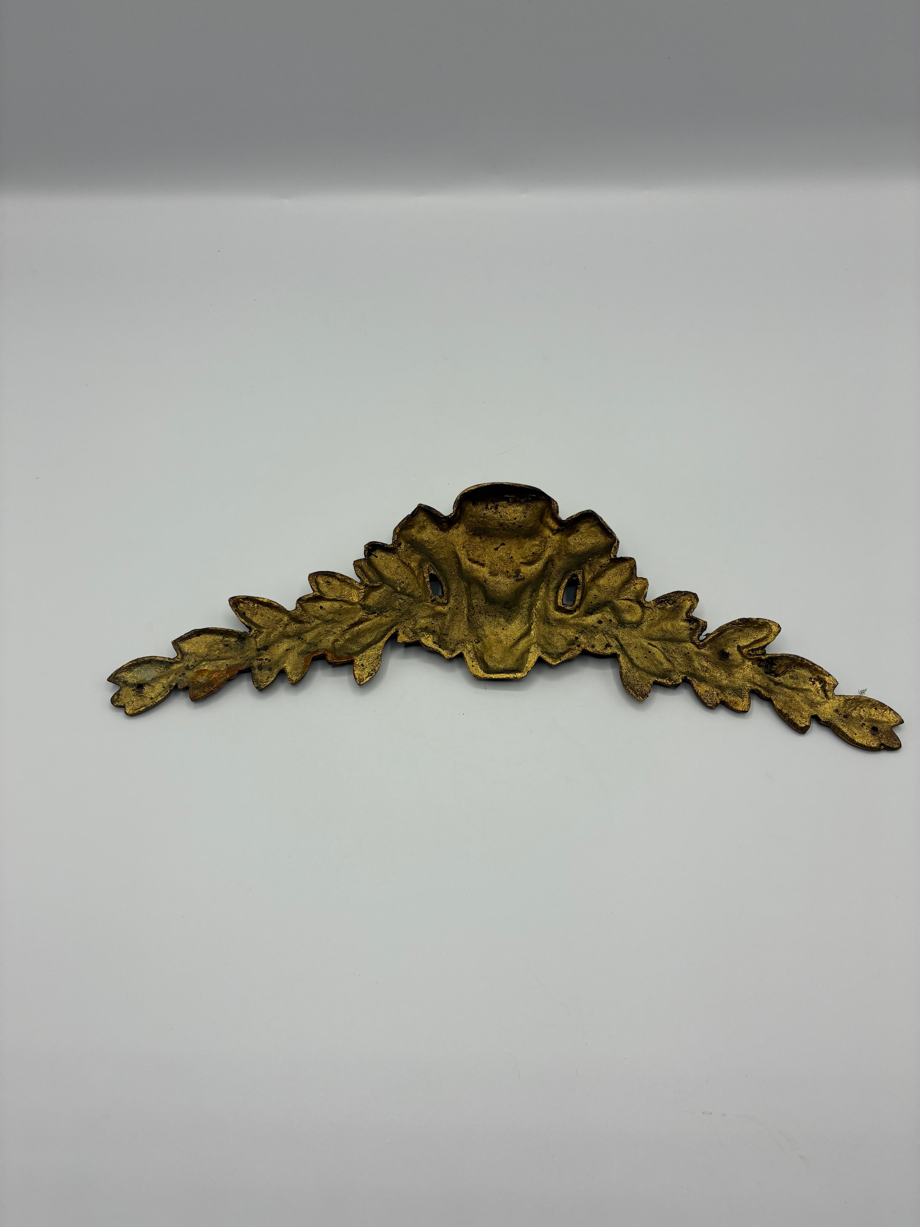 Applique ornementale en bronze – Décor rocaille Louis XV, feuillages et cartouche – Meuble ancien, 26 cm